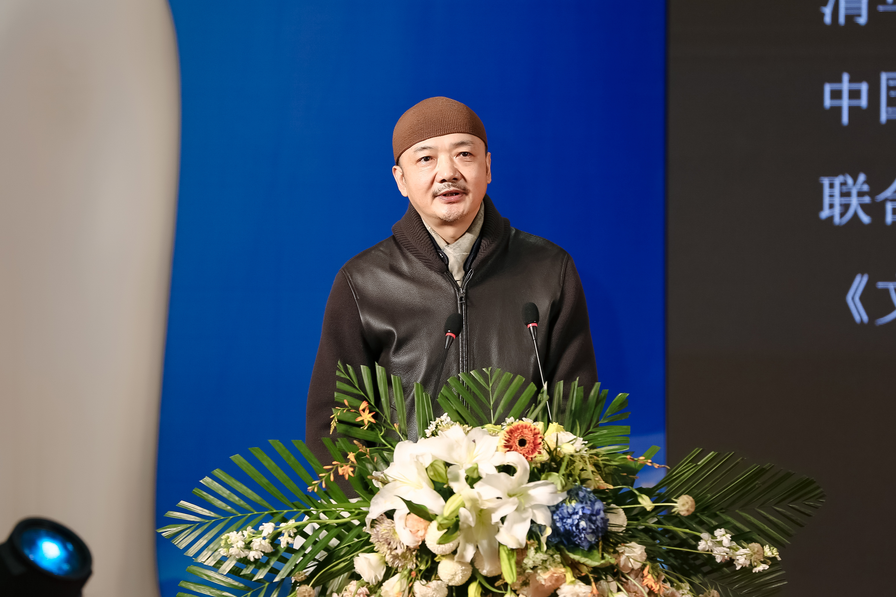 20220216-美院教授白明设计冬奥会文君瓶-郭建强-白明.jpg