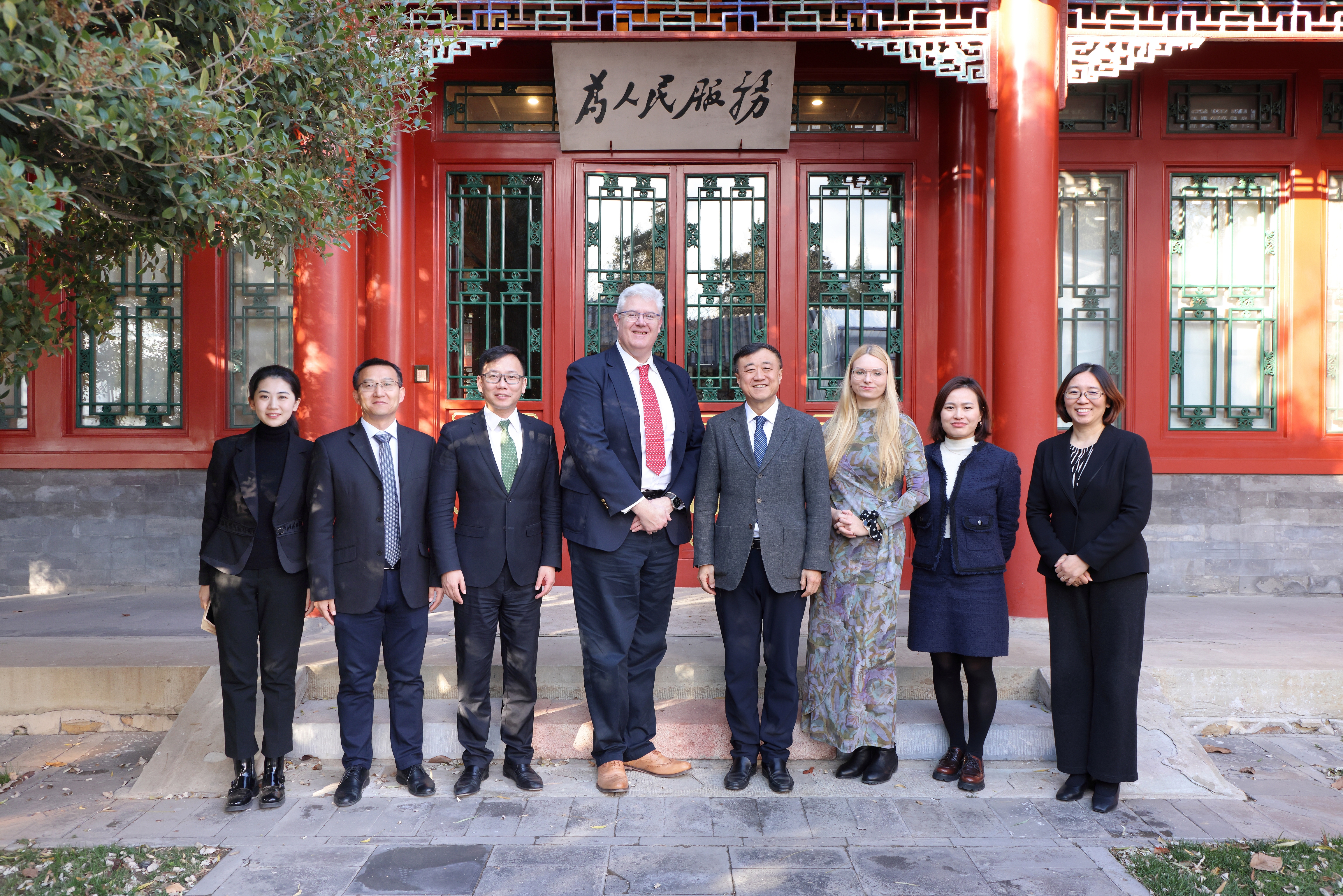 20241127-英国巴斯大学副校长史蒂夫·布拉默一行访问赢博手机版app-与会人员合影-无.jpg