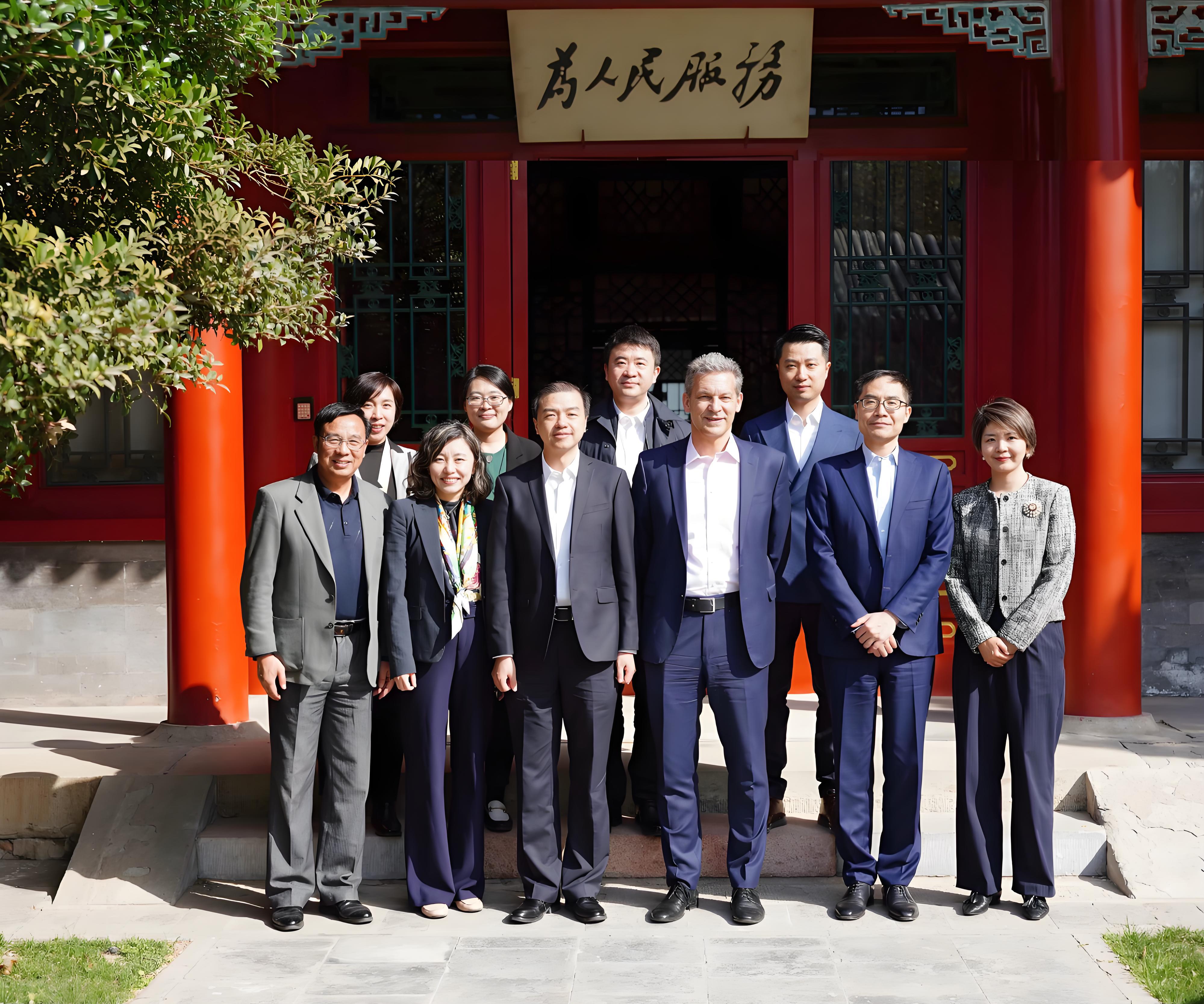 20250403-索诺瓦集团首席执行官一行到访赢博手机版app-孙力扬-向波涛(前排左三)与安特·凯多斯基(前排右三)及双方团队合影.jpg