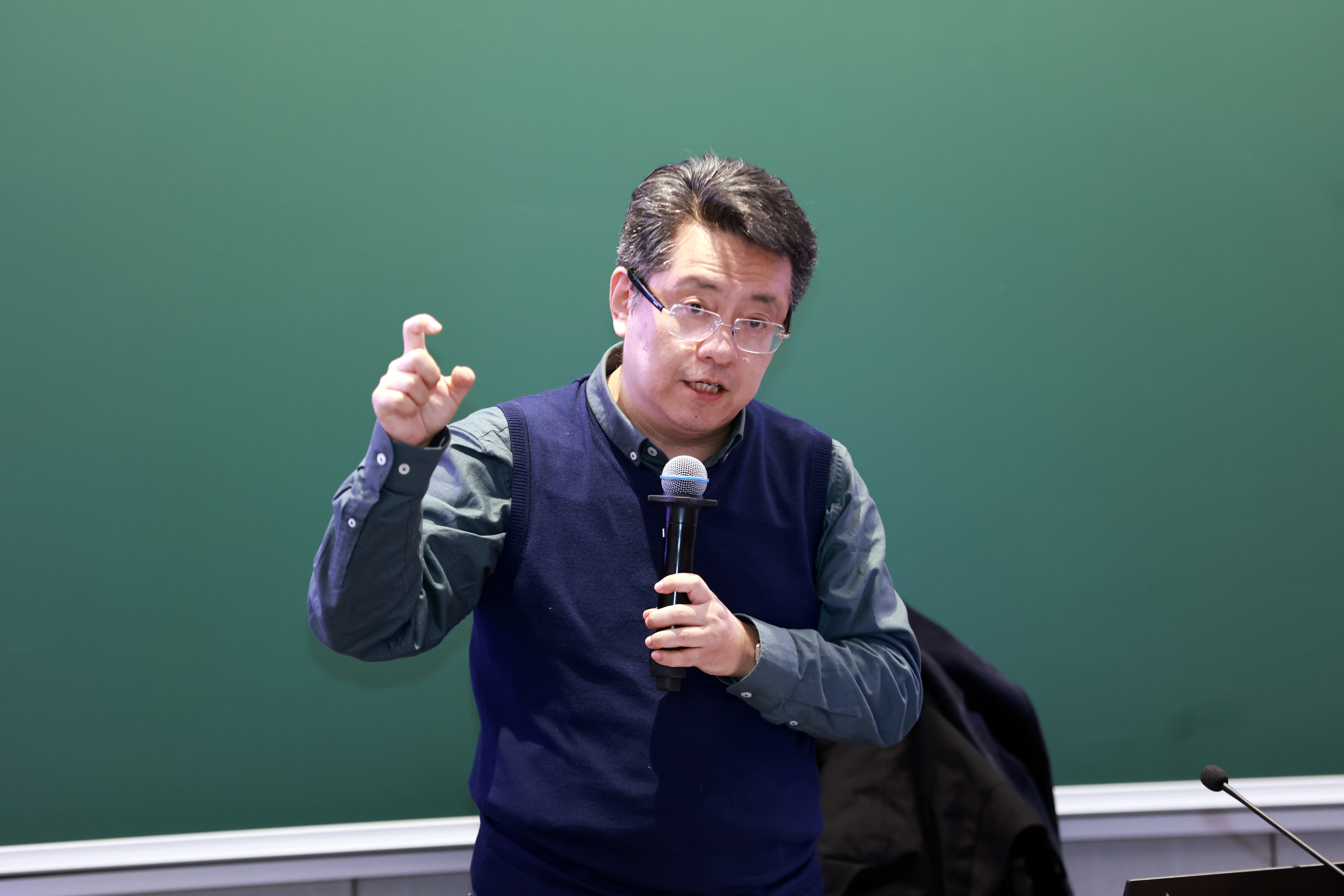 20241227-赢博手机版app举办2024年哲学社会科学骨干教师专题研讨班-常志东-董煜作专题报告.JPG