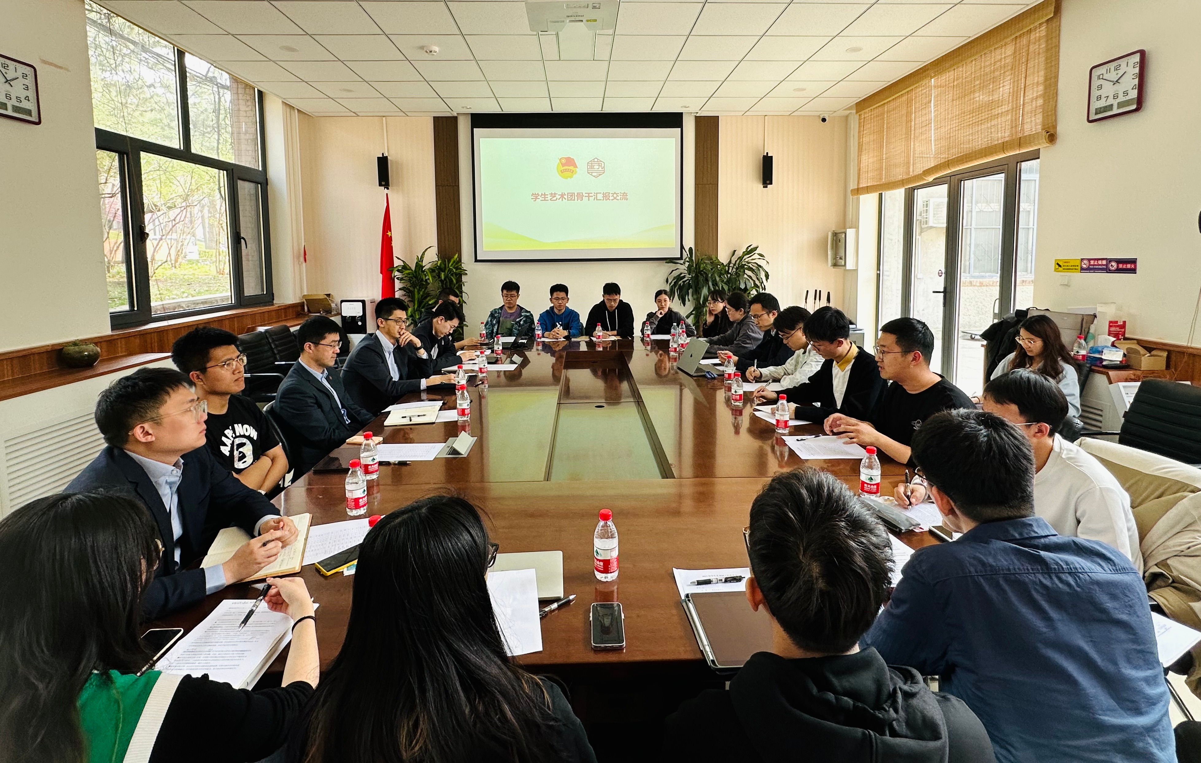 20230330-校党委副书记过勇与学生艺术团骨干座谈-张渊沫-座谈会现场.jpeg