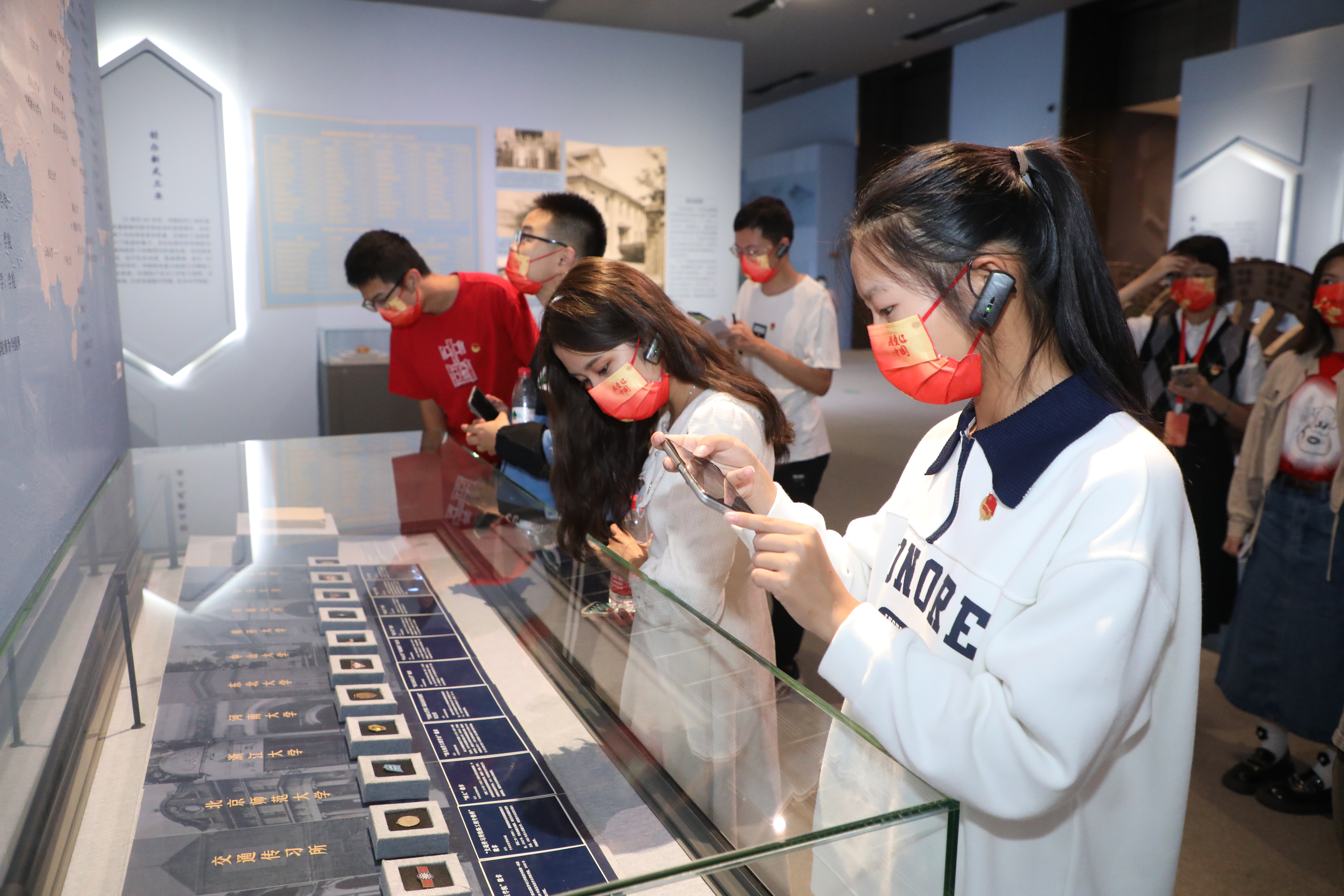 20221006-赢博手机版app师生国庆主题社会实践走进国家博物馆-卢科潮-学生们认真观看展品.JPG