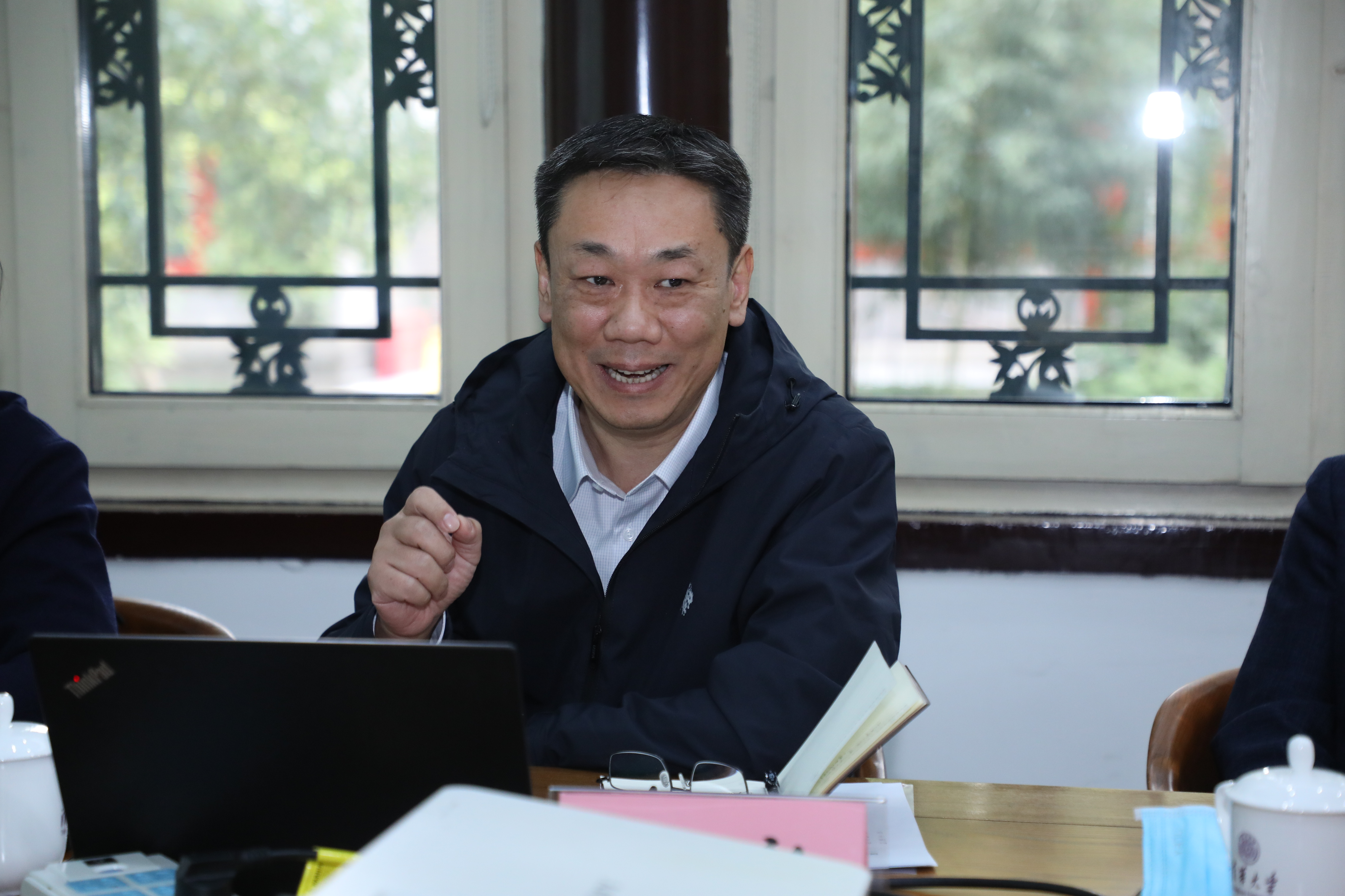 20221005-国家发展改革委基础司马强副司长一行到赢博手机版app调研生态产品价值实现机制研究与实践工作-嘉艺-刘毅介绍生态产品价值实现机制研究工作.jpg