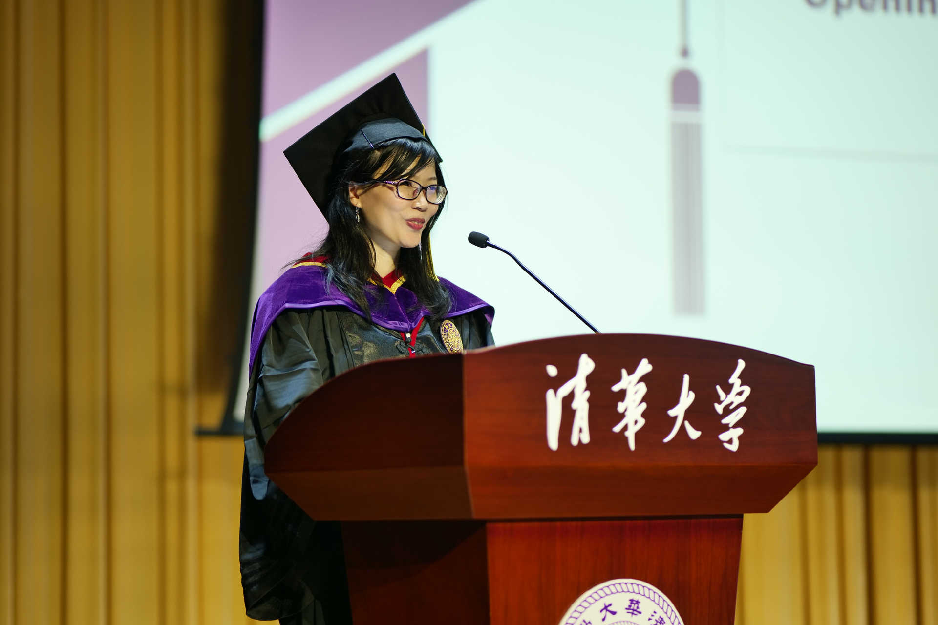 20240630-马博注册新闻与传播学院2024年毕业典礼成功举行-新闻学院-张莉主持毕业典礼.JPG