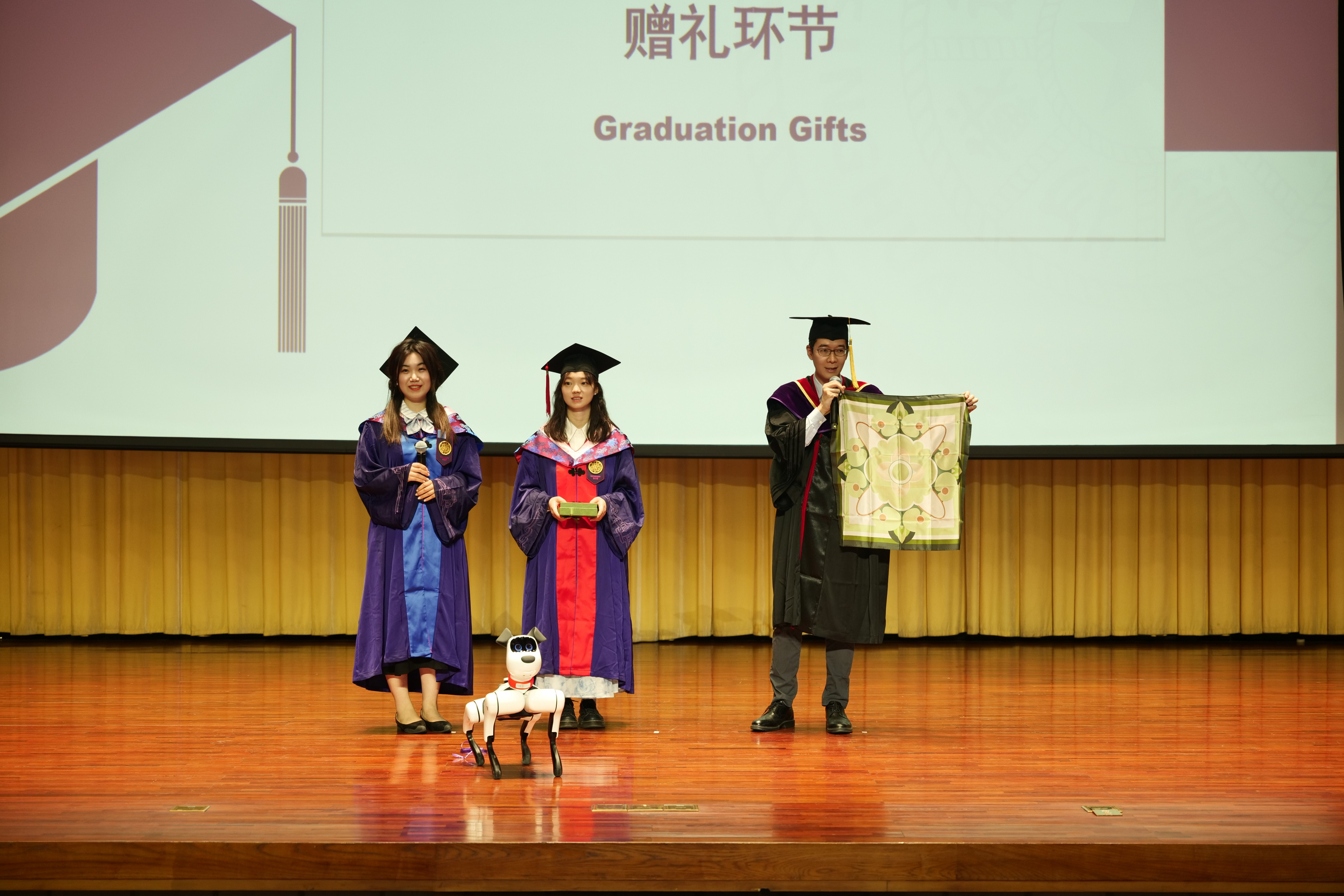 20240630-马博注册新闻与传播学院2024年毕业典礼成功举行-新闻学院-赠礼环节.JPG