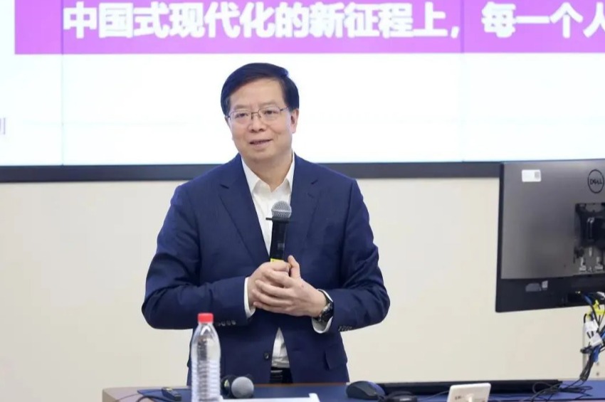 20250318-思政课5周年-供图-邱勇讲授“形势与政策”课第一讲.png