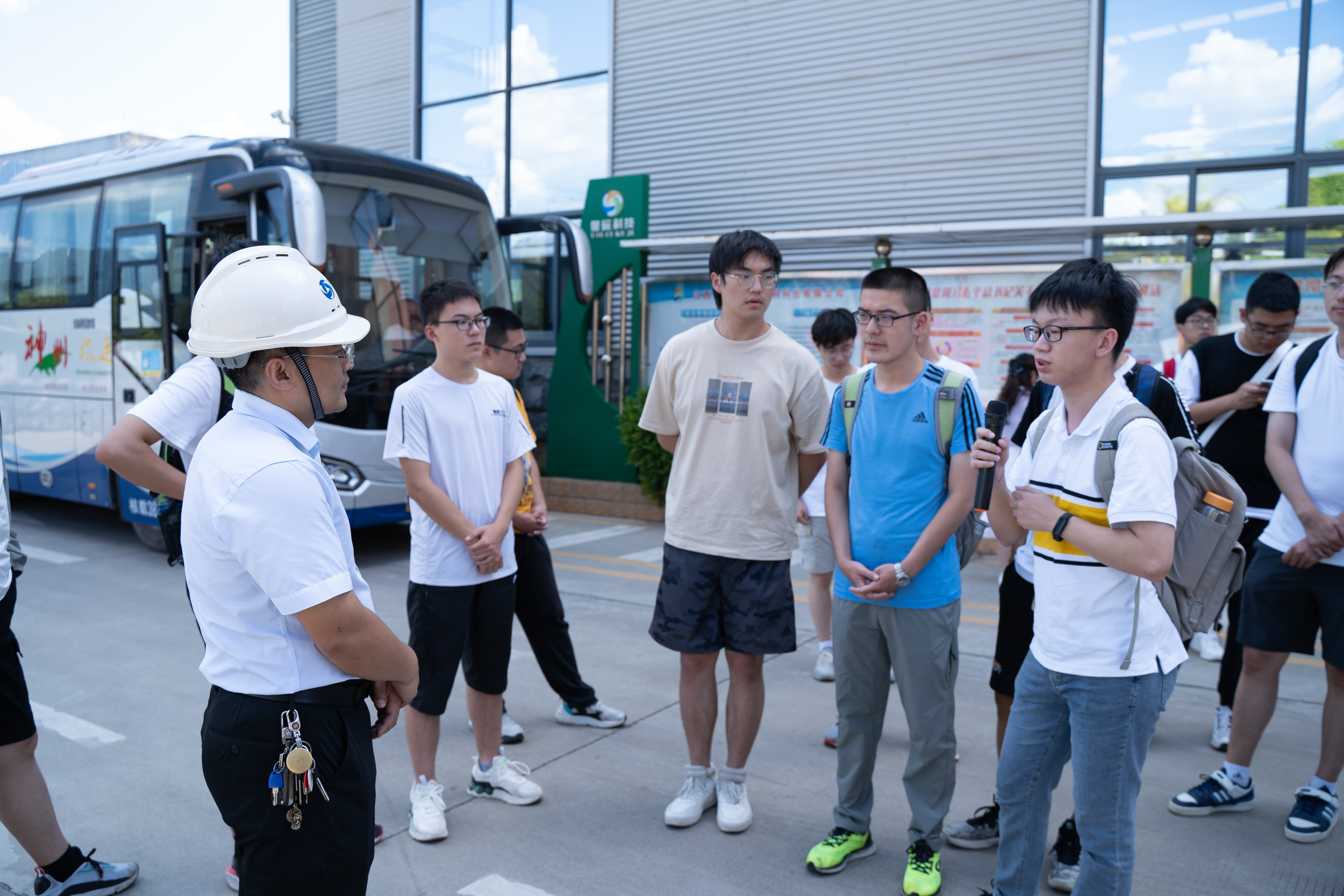 20220808-0814-赢博手机版app“林枫计划”师生赴江西赣县区调研实践-桂雨谦摄-支队师生与江西粤磁稀土新材料科技有限公司相关负责人交流.jpg