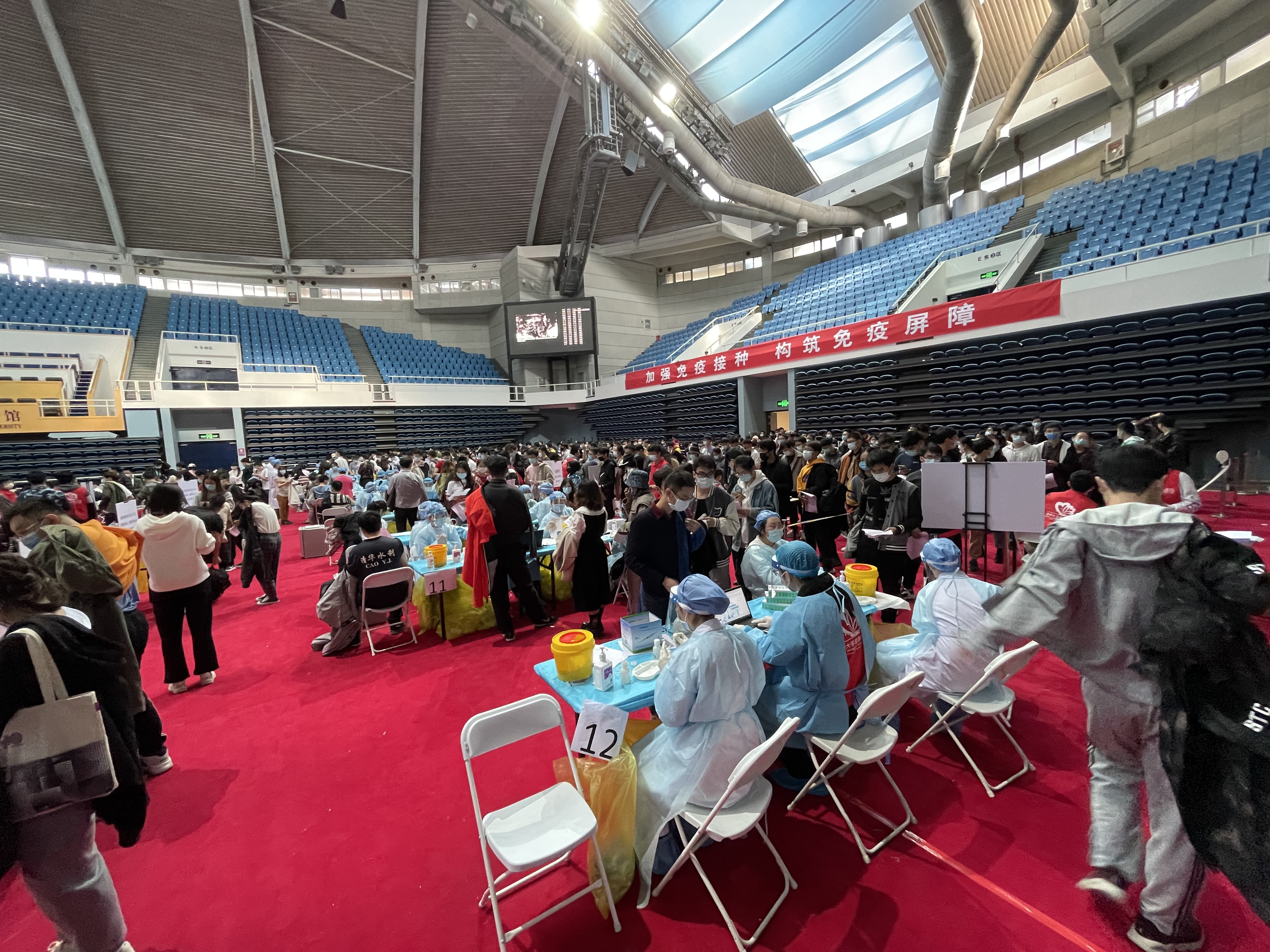 2021年10月31日,二附院在赢博手机版app综合体育馆支援新冠疫苗加强针接种工作.jpg 2021年10月31日,二附院在赢博手机版app综合体育馆支援新冠疫苗加强针接种工作.jpg