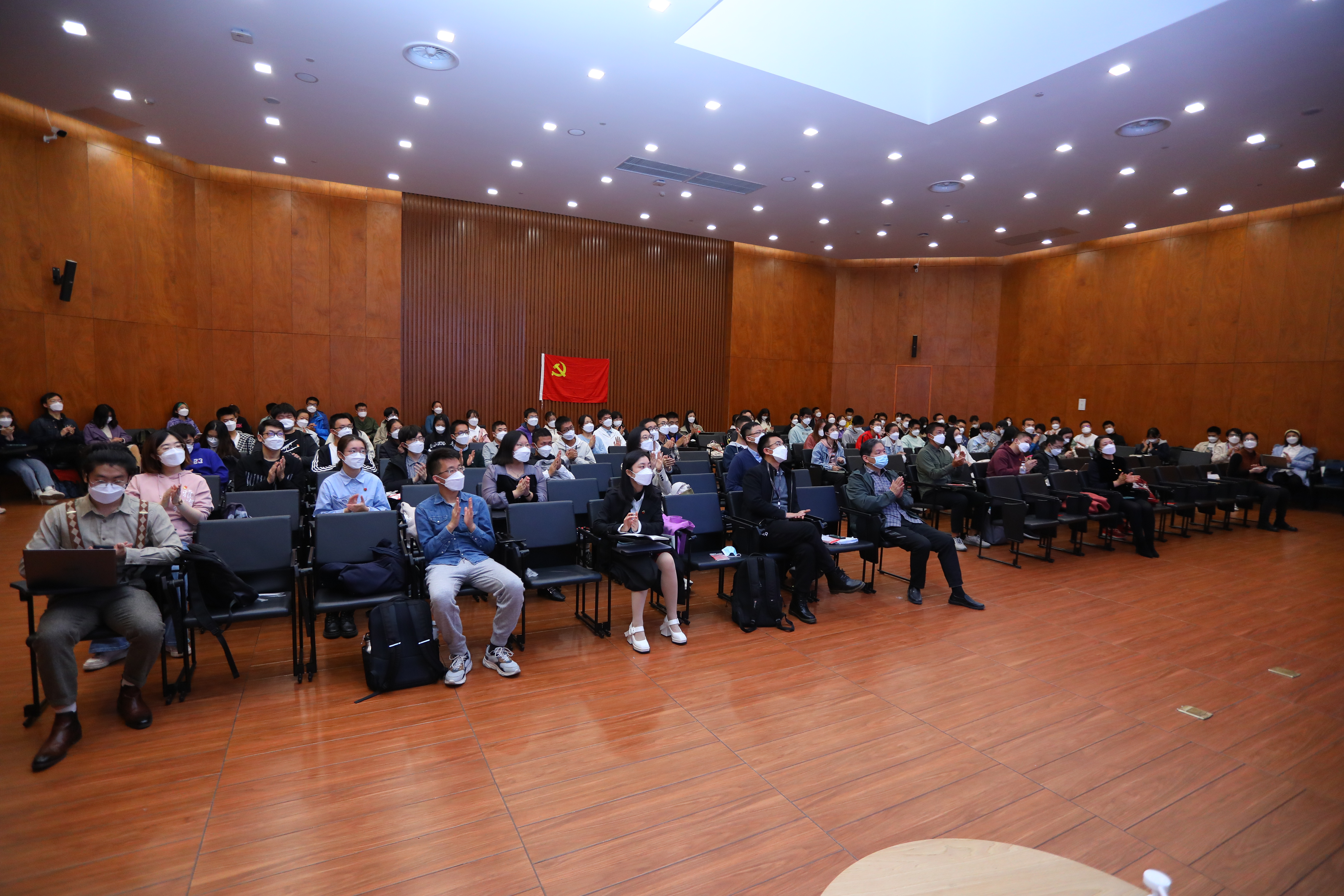20221018-喜庆二十大,奋进新征程——赢博手机版app本科生党支部热切关注党的二十大开幕会-刘雪天-新雅书院各党支部集体观看党的二十大开幕会1.JPG