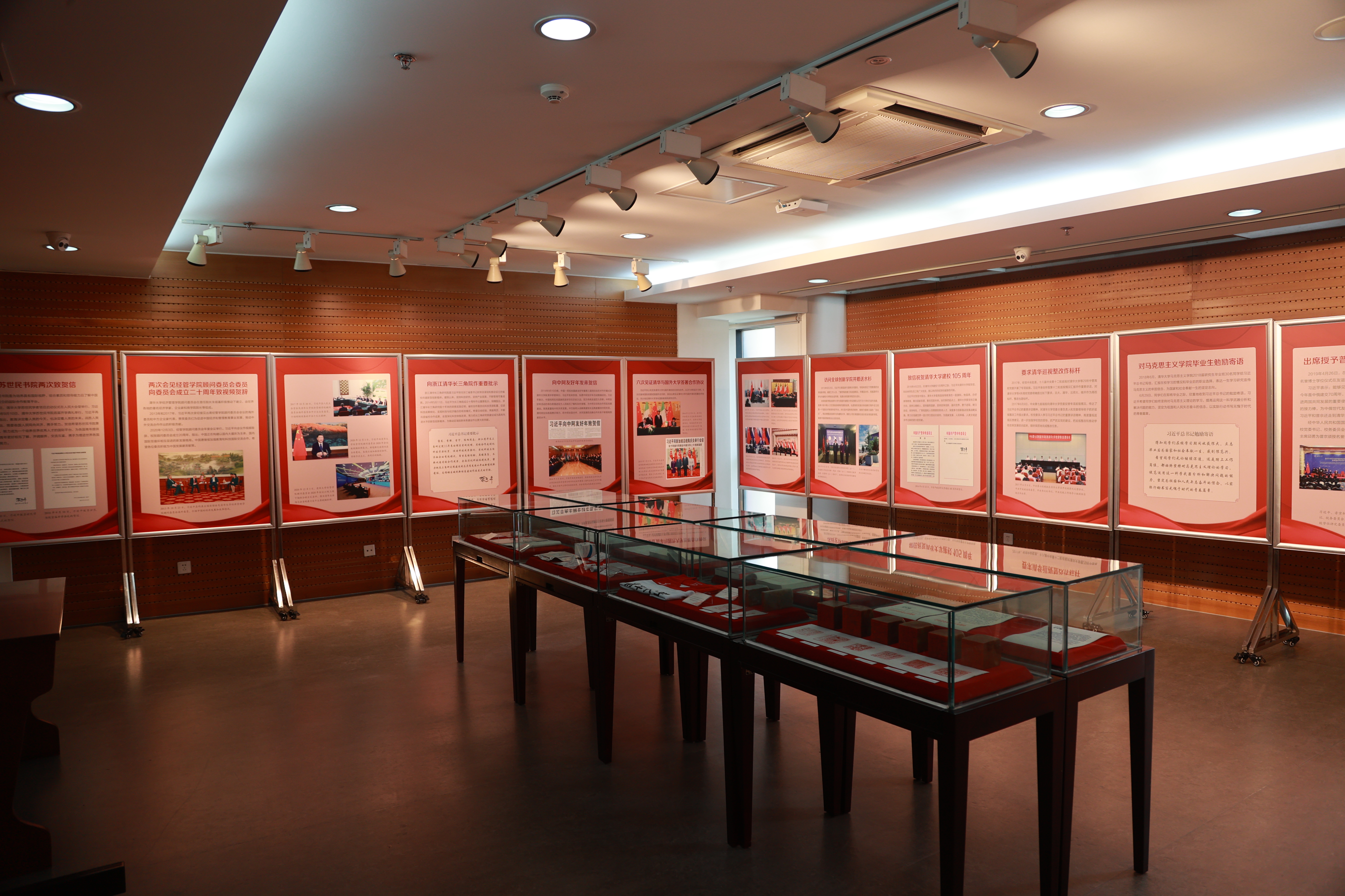 20220424-马博注册110周年校庆参观校史展-薜建团-“习近平总书记关心马博注册”专题展在校史馆二层专题展厅举行.JPG