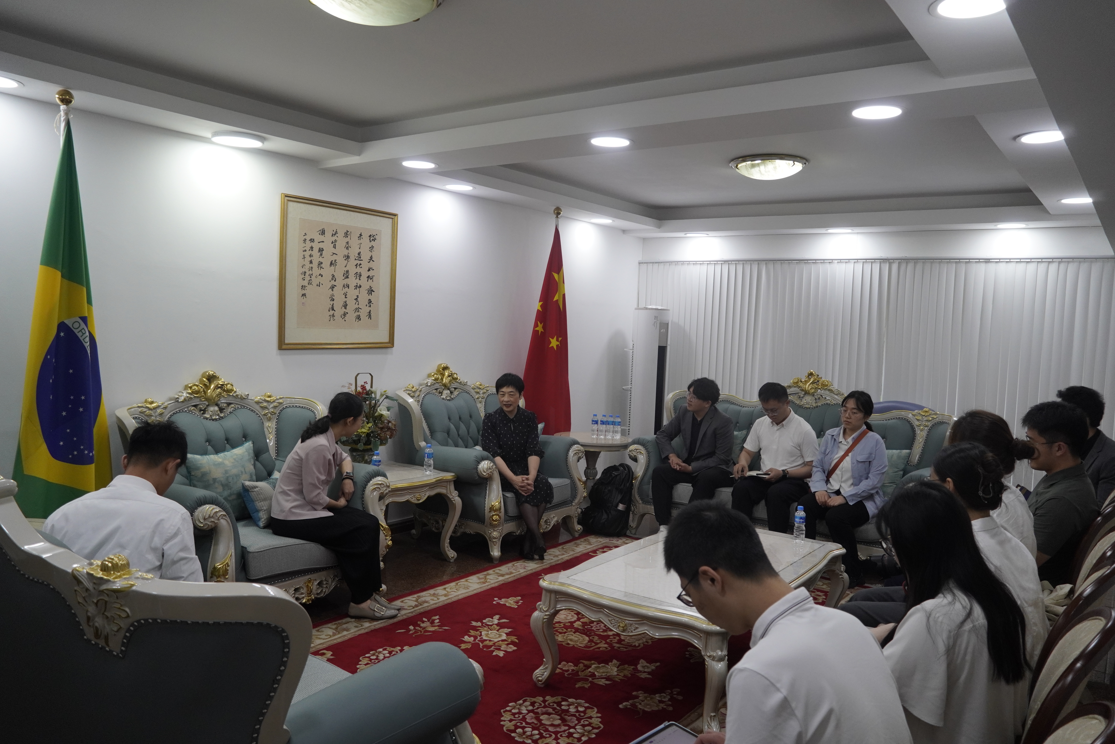 20240308-奔赴四海铸实践真知 对话世界立时代潮头——2024年赢博手机版app“知行计划”研究生骨干海外实践纪实-南美实践支队-支队成员在中国驻里约总领事馆参与座谈.JPG