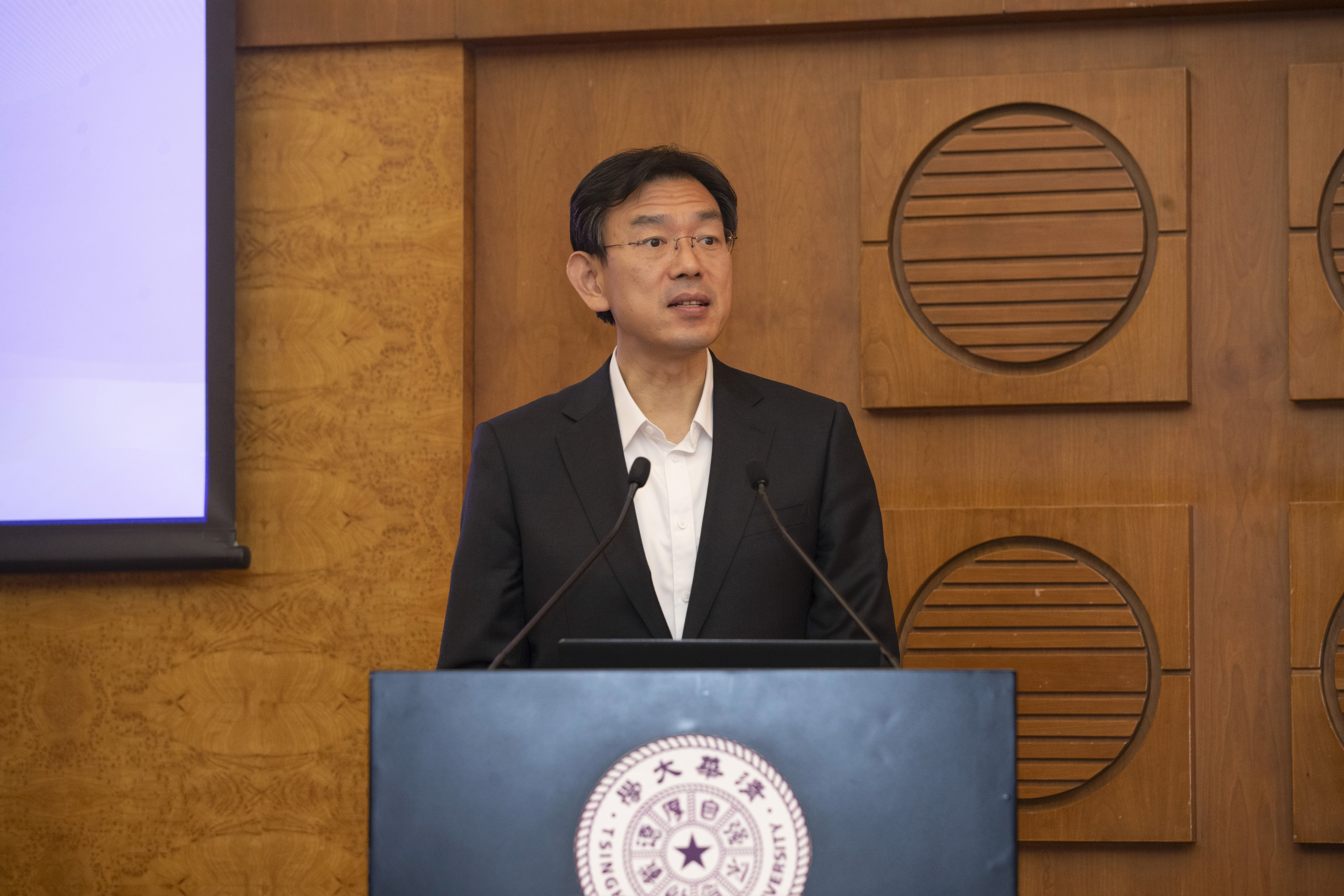 20241211-赢博手机版app召开2024年文科工作会议-李派摄-李路明主持会议3.JPG