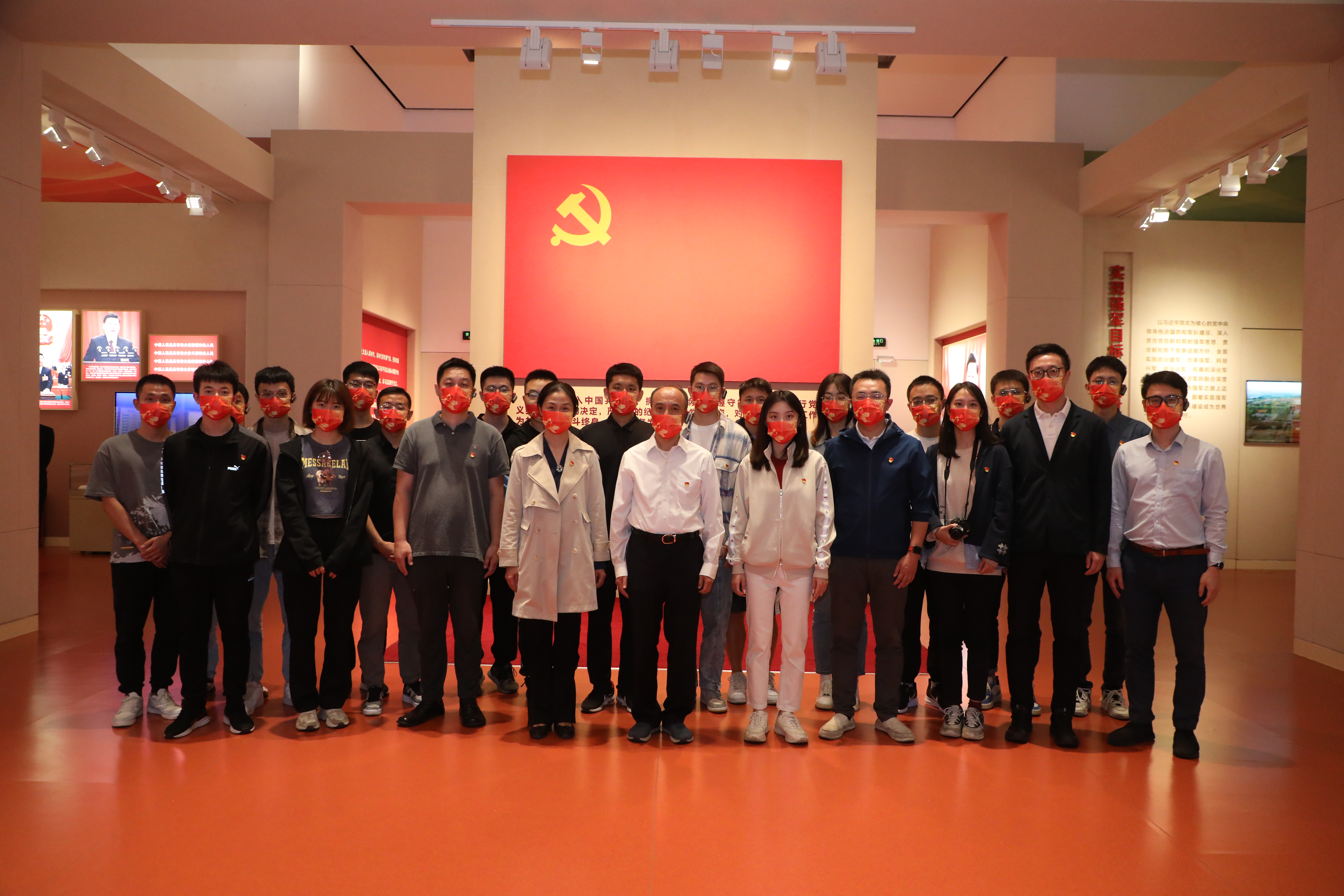 20221006-赢博手机版app师生国庆主题社会实践走进国家博物馆-卢科潮-师生们在党旗下合影.JPG