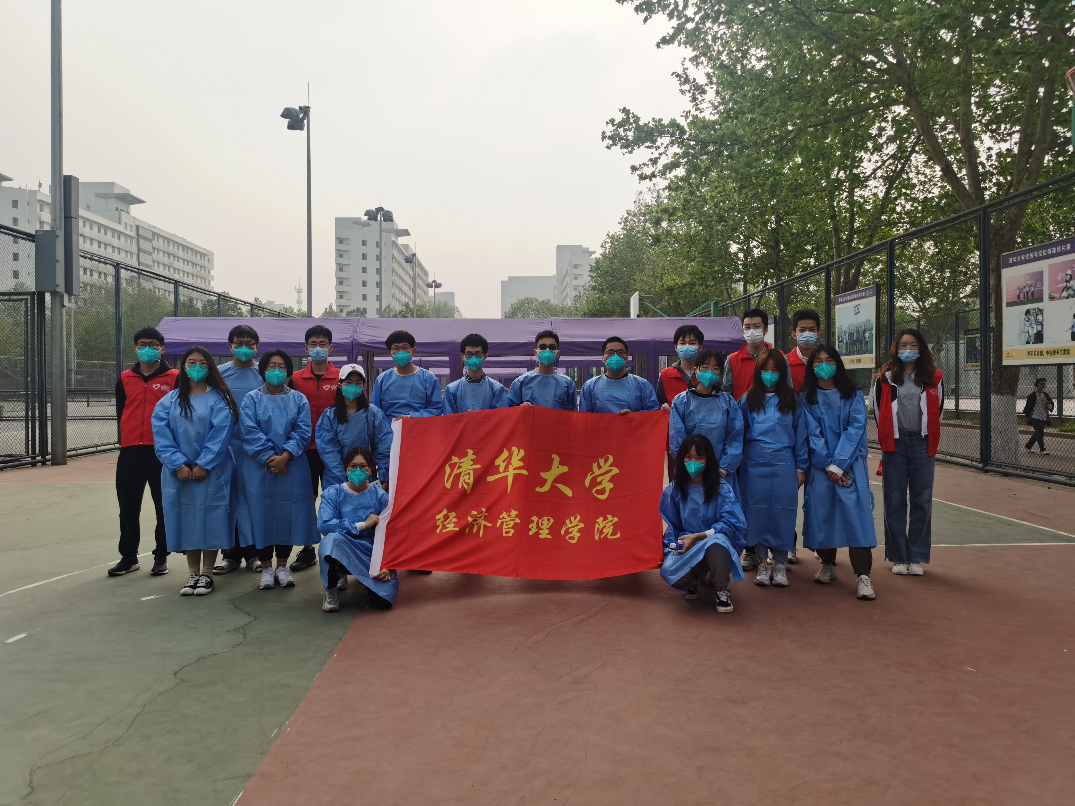 20220520-疫情之下,清华辅导员的“多重身份”-陆心怡-经18班核酸志愿者们.jpg