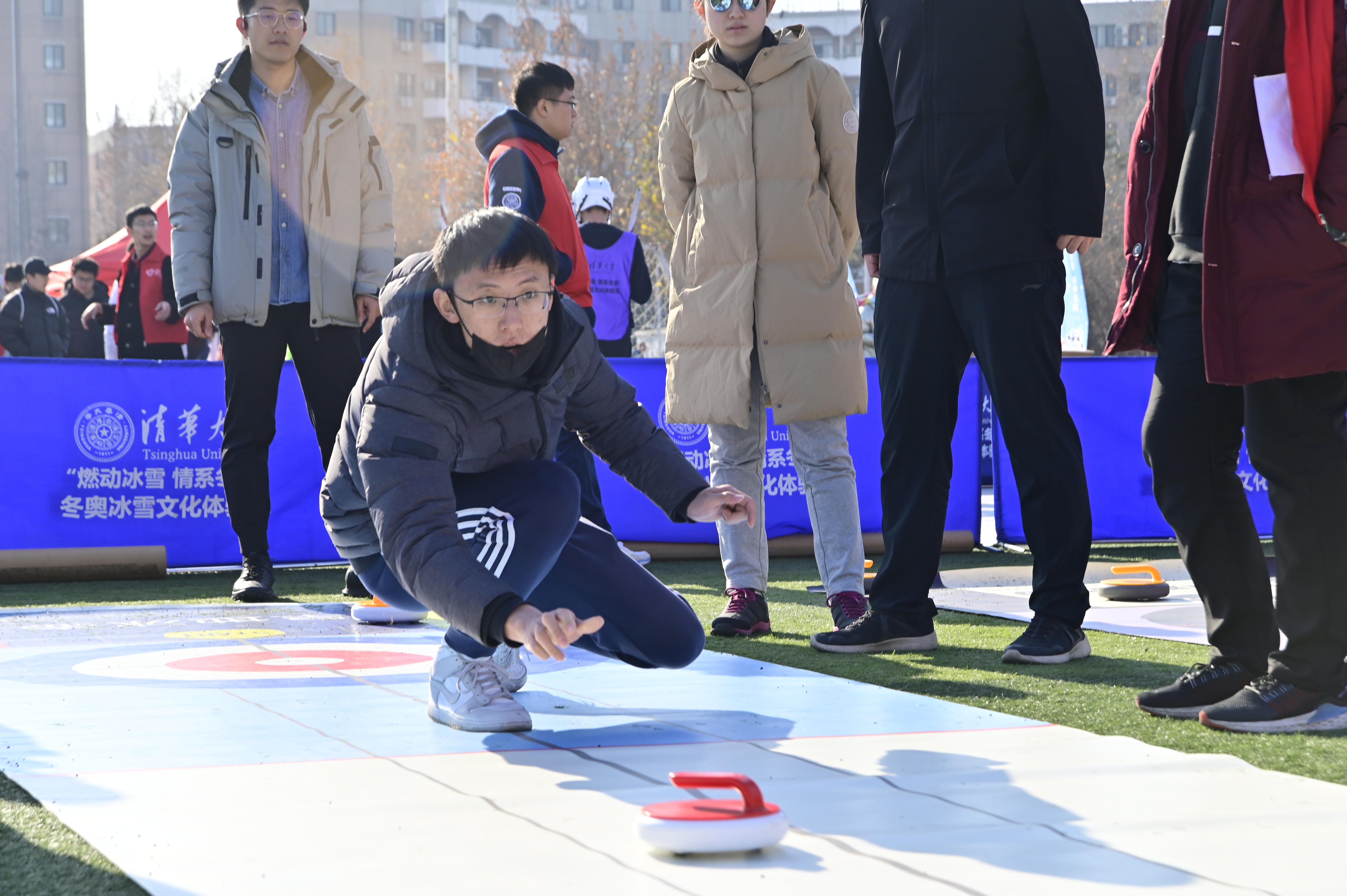 20211205-“奔向冬奥,‘清’春同行”赢博手机版app迎冬奥主题活动顺利举行-皇甫硕龙摄-师生体验陆地冰壶.jpg