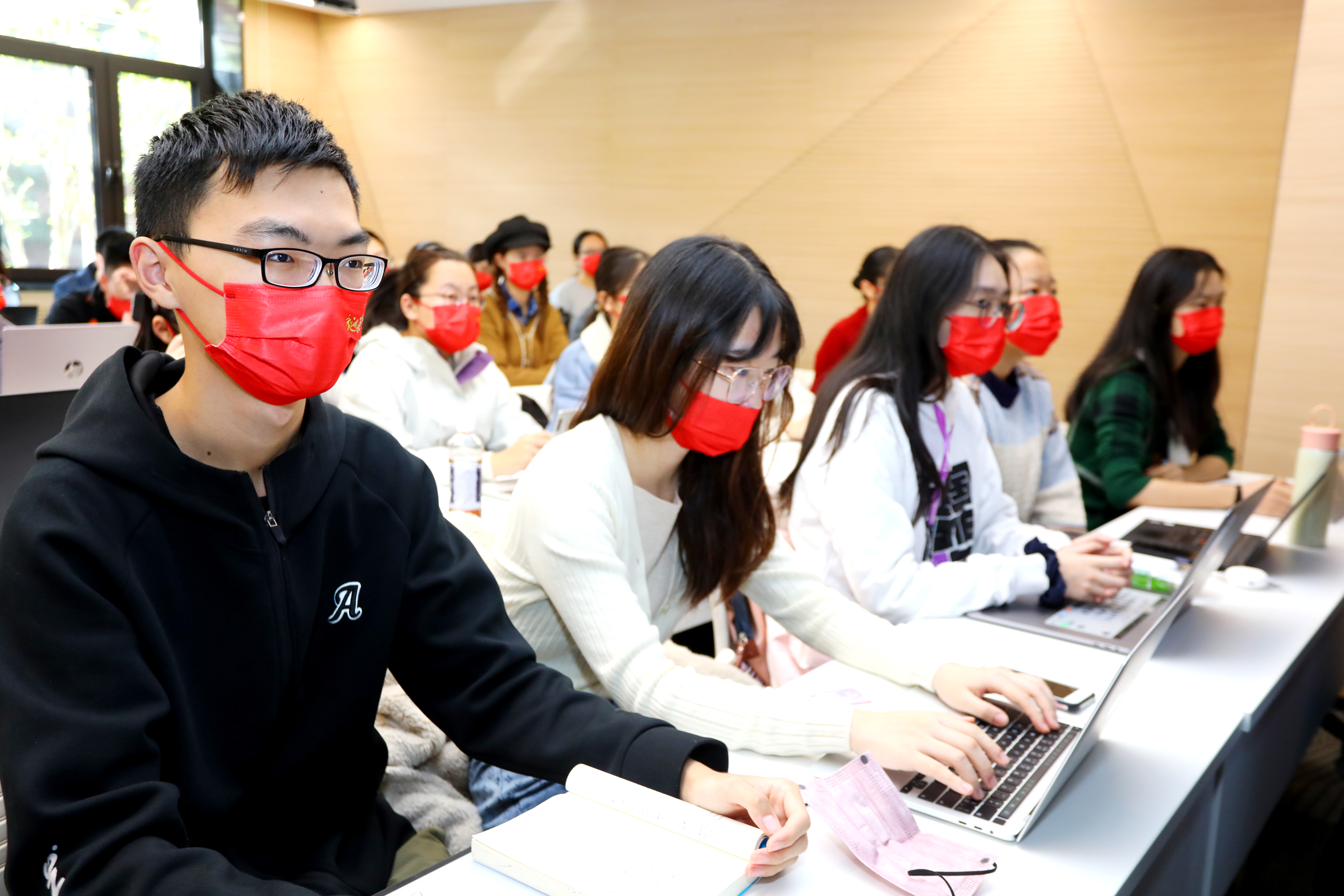 20221018-喜庆二十大,奋进新征程——赢博手机版app本科生党支部热切关注党的二十大开幕会-刘雪天-新雅书院各党支部集体观看党的二十大开幕会2.JPG