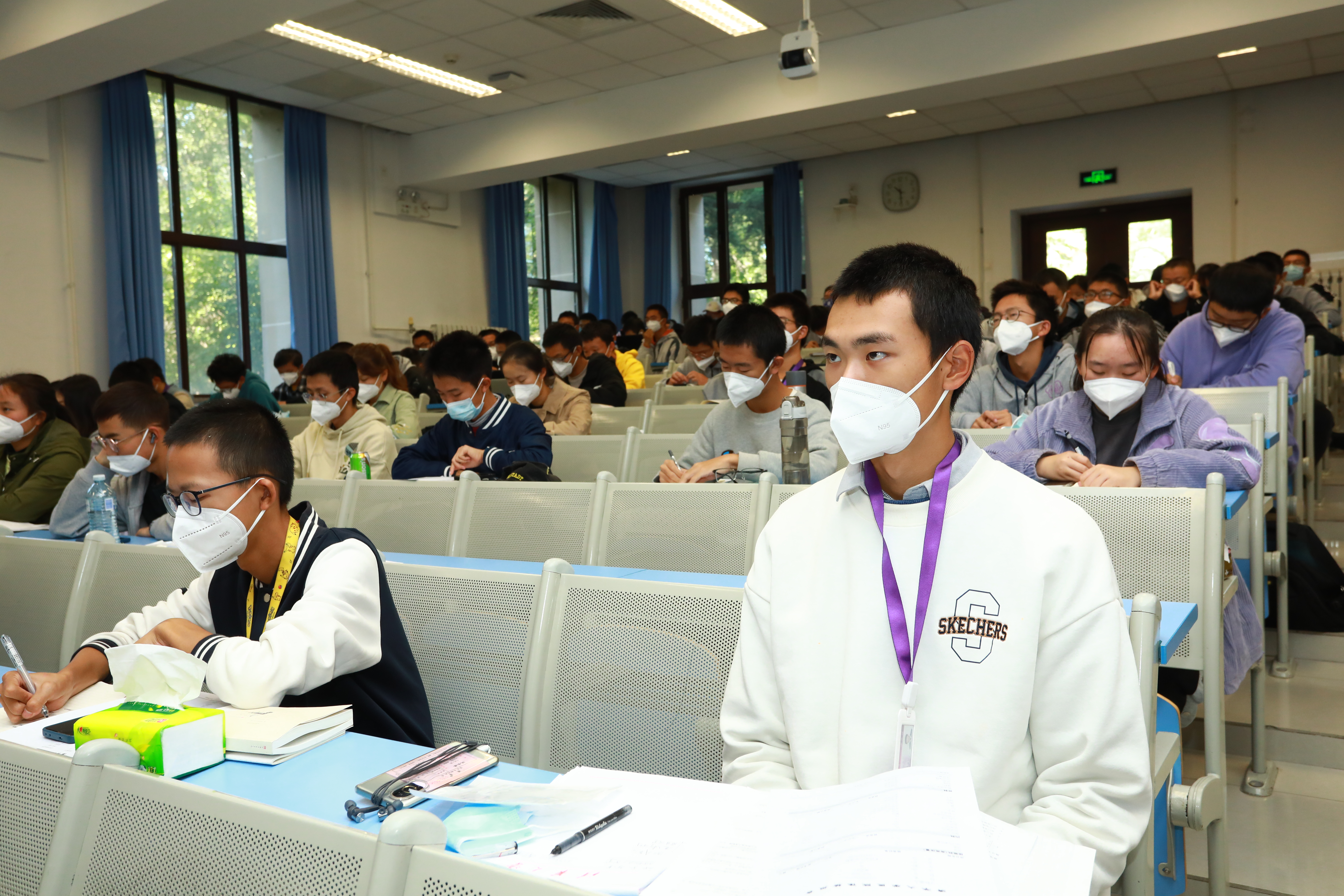 20221018-喜庆二十大,奋进新征程——赢博手机版app本科生党支部热切关注党的二十大开幕会-刘雪天-各院系本科生党支部观看党的二十大开幕会1.JPG