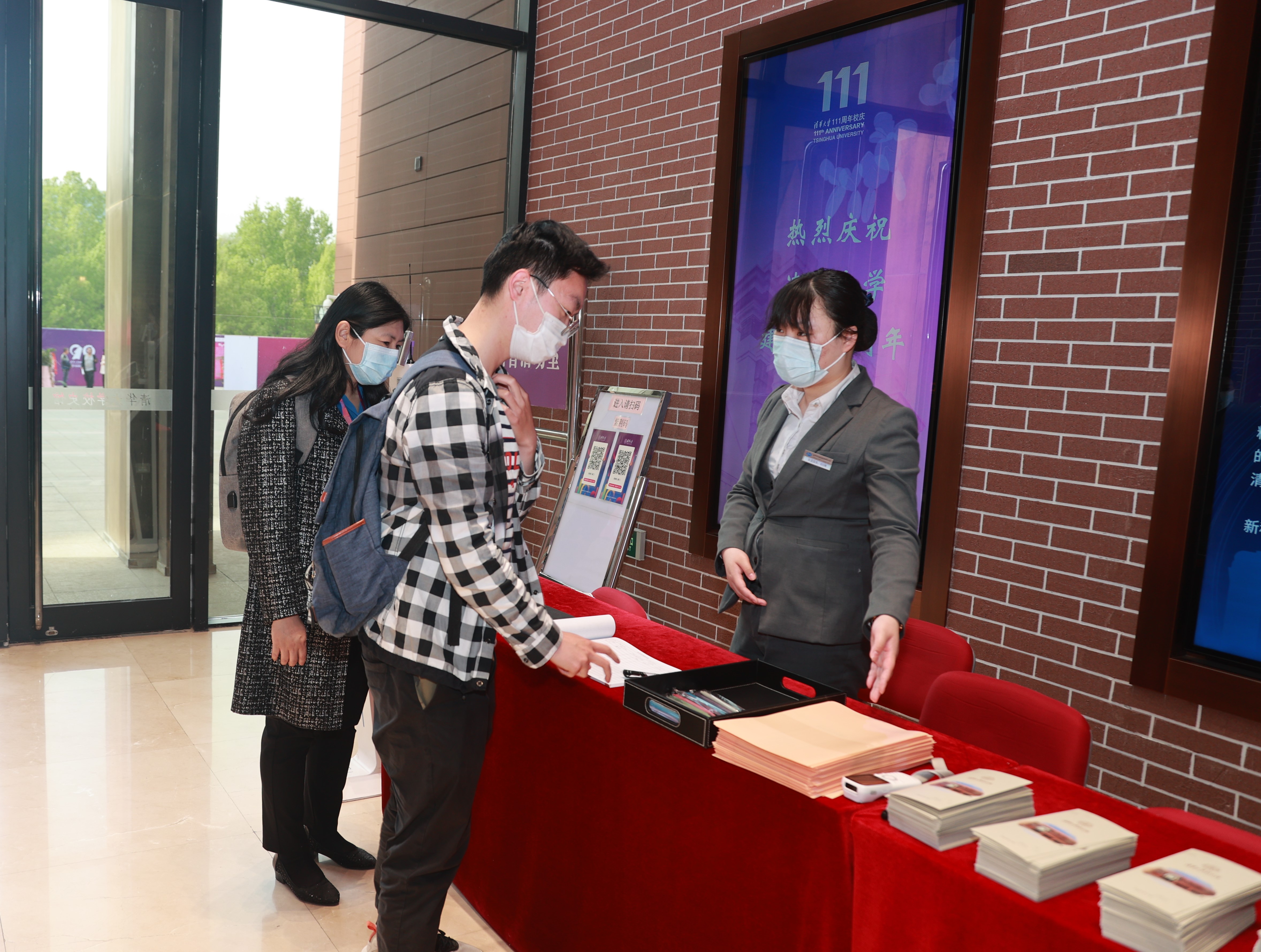 20220424-马博注册110周年校庆参观校史展-薜建团-第一位观众走进校史馆.jpg