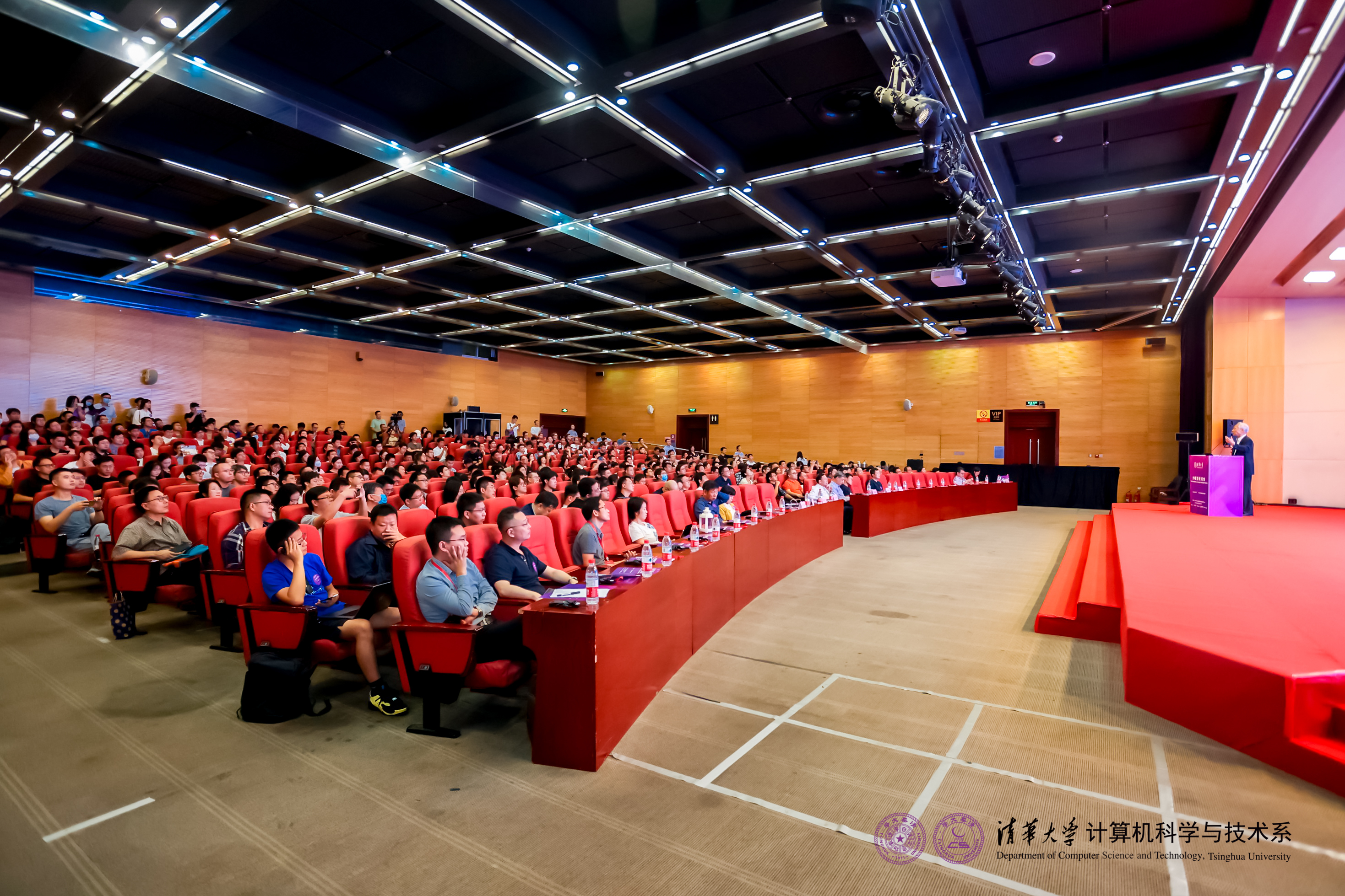 20230910-赢博手机版app计算机系与人工智能研究院基础模型研究中心联合举办首届基础大模型研讨会-嘉艺-大会现场.jpg