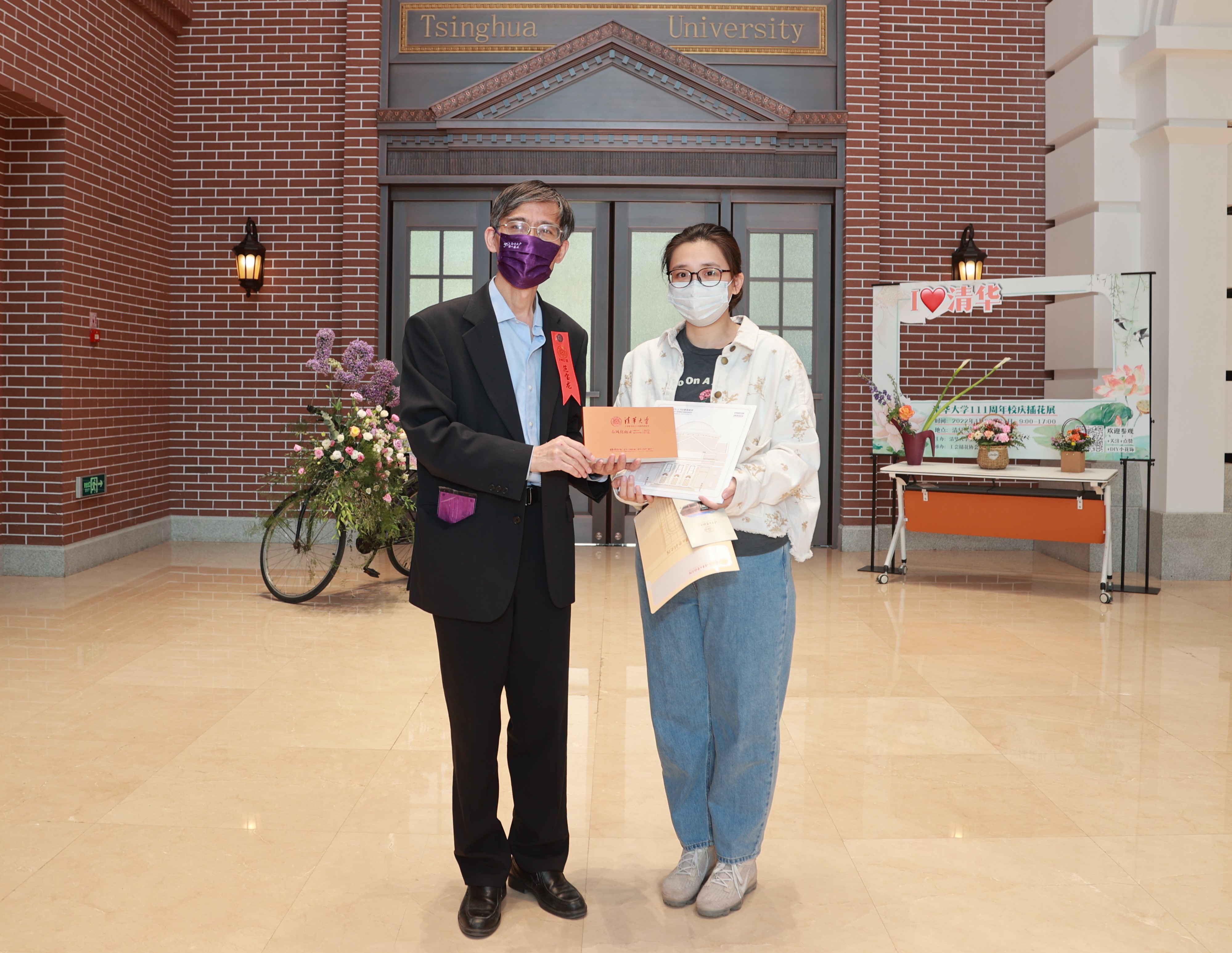 20220424-马博注册110周年校庆参观校史展-薜建团-范宝龙给第111位观众赠送纪念品.jpg