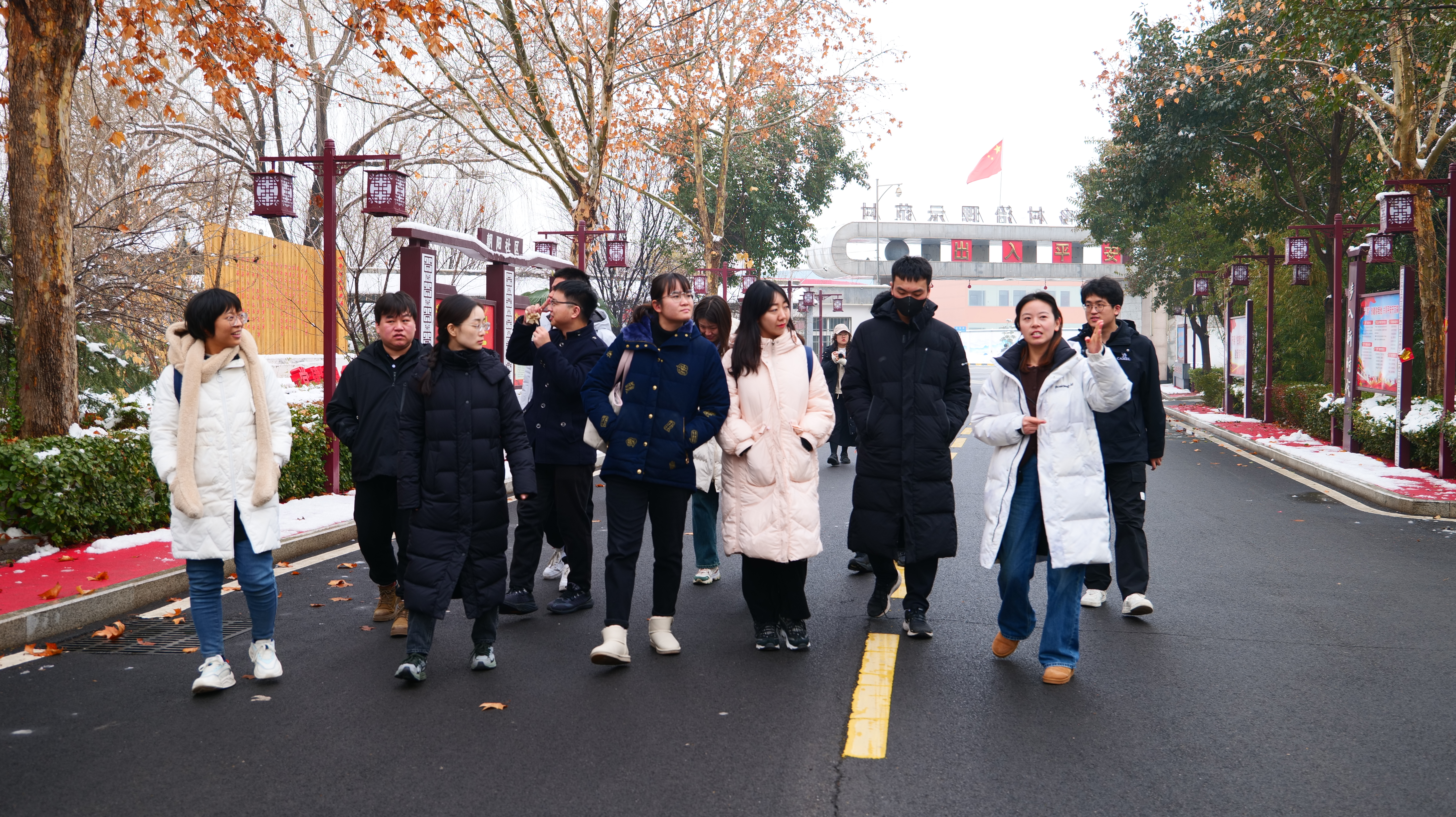 20240219-学思践悟挺膺行,青春建功新时代——2024年赢博手机版app研究生寒假社会实践纪实(一)-“豫见青年”实践支队-支队成员参观调研东大阳堤村.jpeg