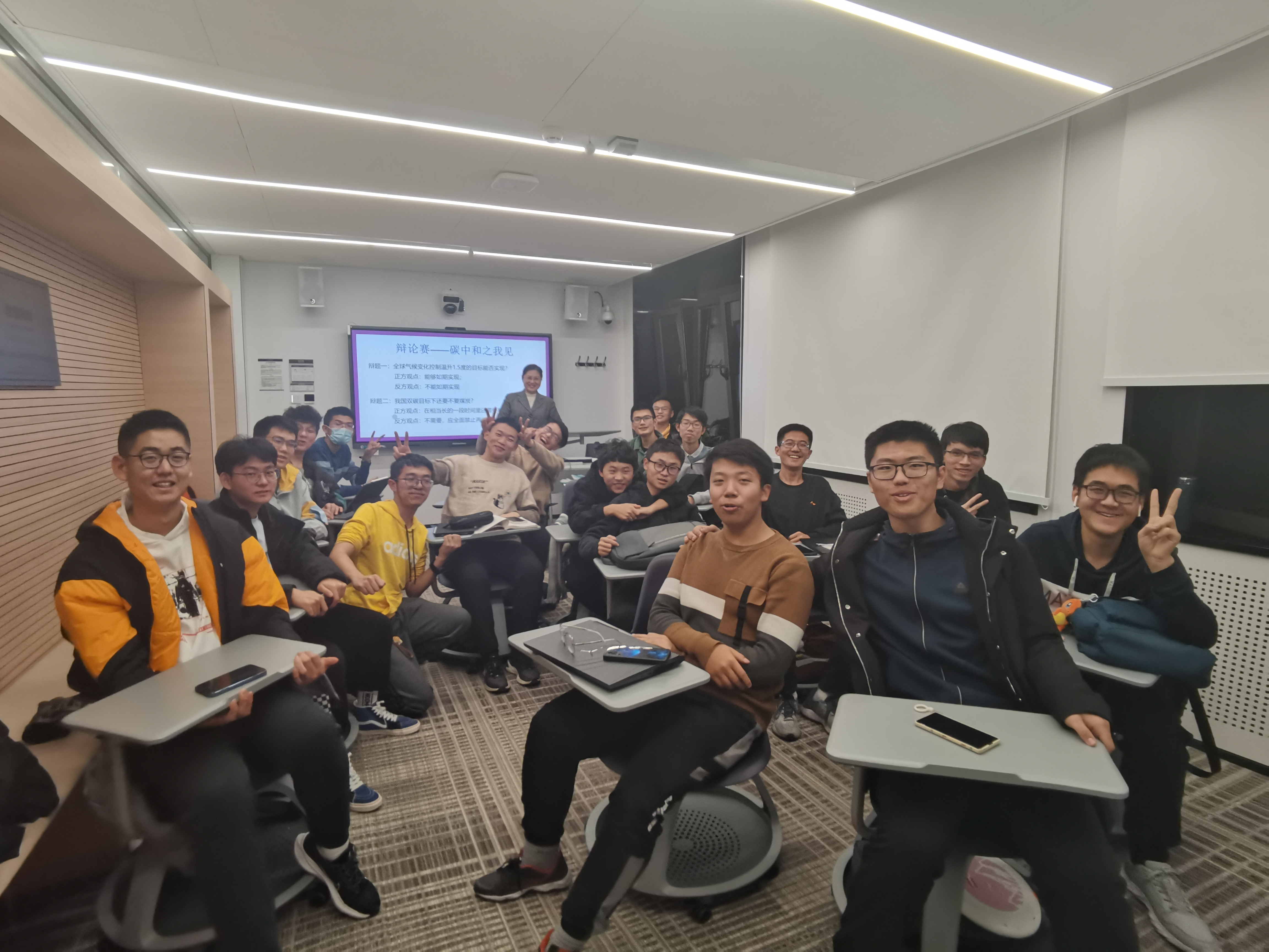 20210102-赢博手机版app“新生导引课”建设纪实-李宇红-学生展示小组调研成果及开展辩论赛2.jpg