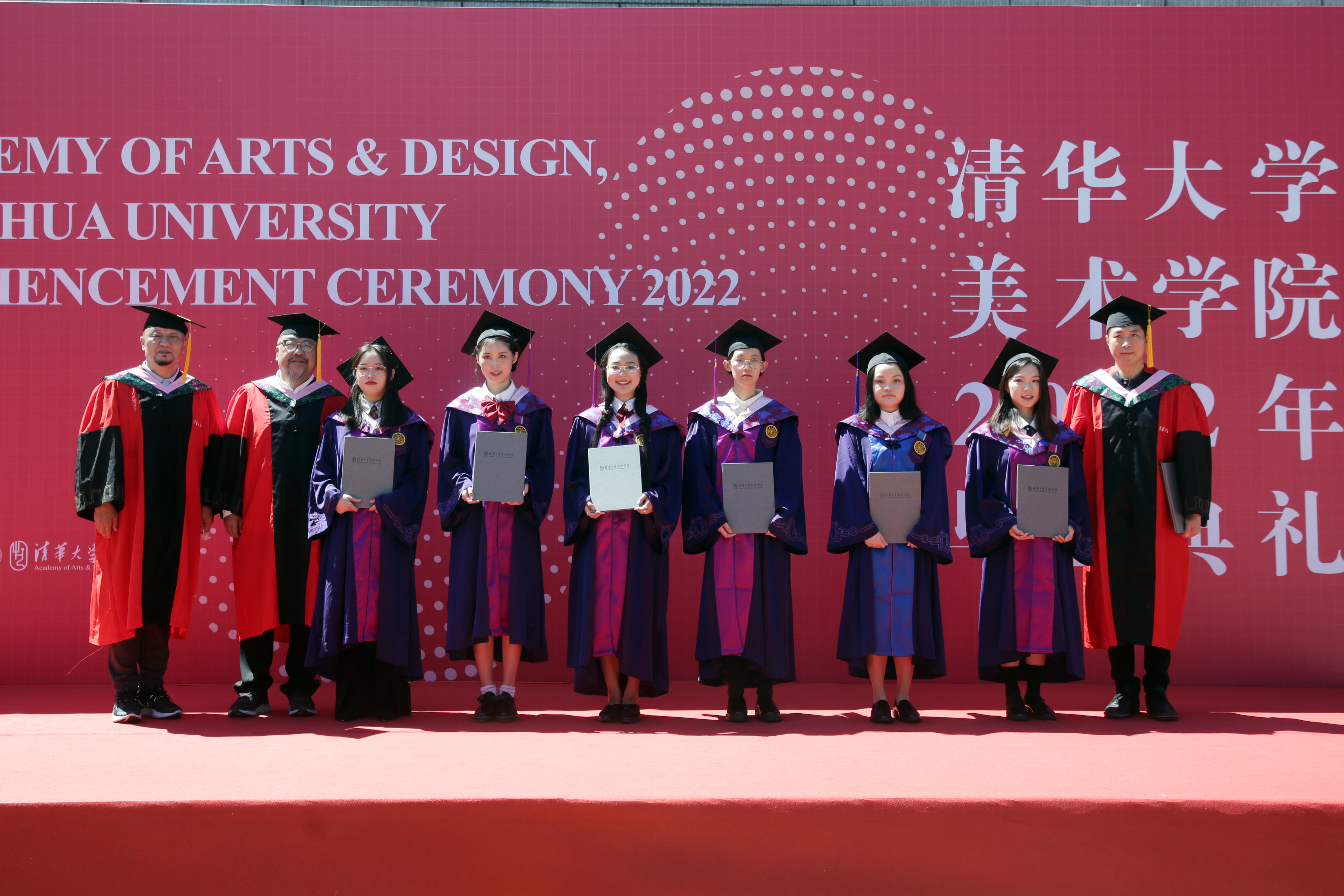 20220629-清华美院2022年毕业典礼-院学生办-颁发院优秀毕业作品收藏证书.JPG