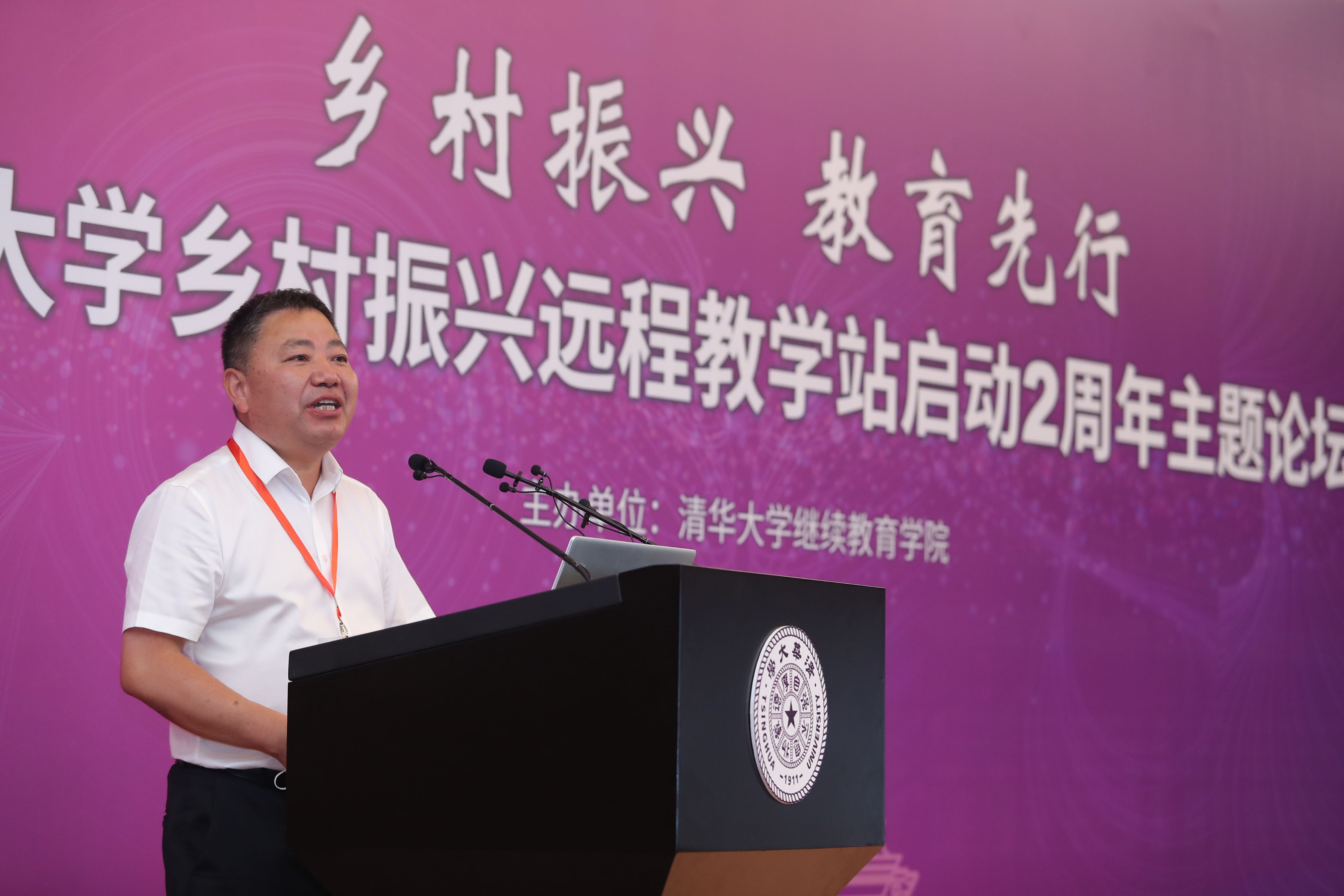20210627-乡村振兴，教育先行——赢博手机版app乡村振兴远程教学站启动2周年主题论坛-继教学院乡村振兴办供图-浙江省义乌市委委员、义乌市何斯路村党支部书记何允辉致辞.jpg
