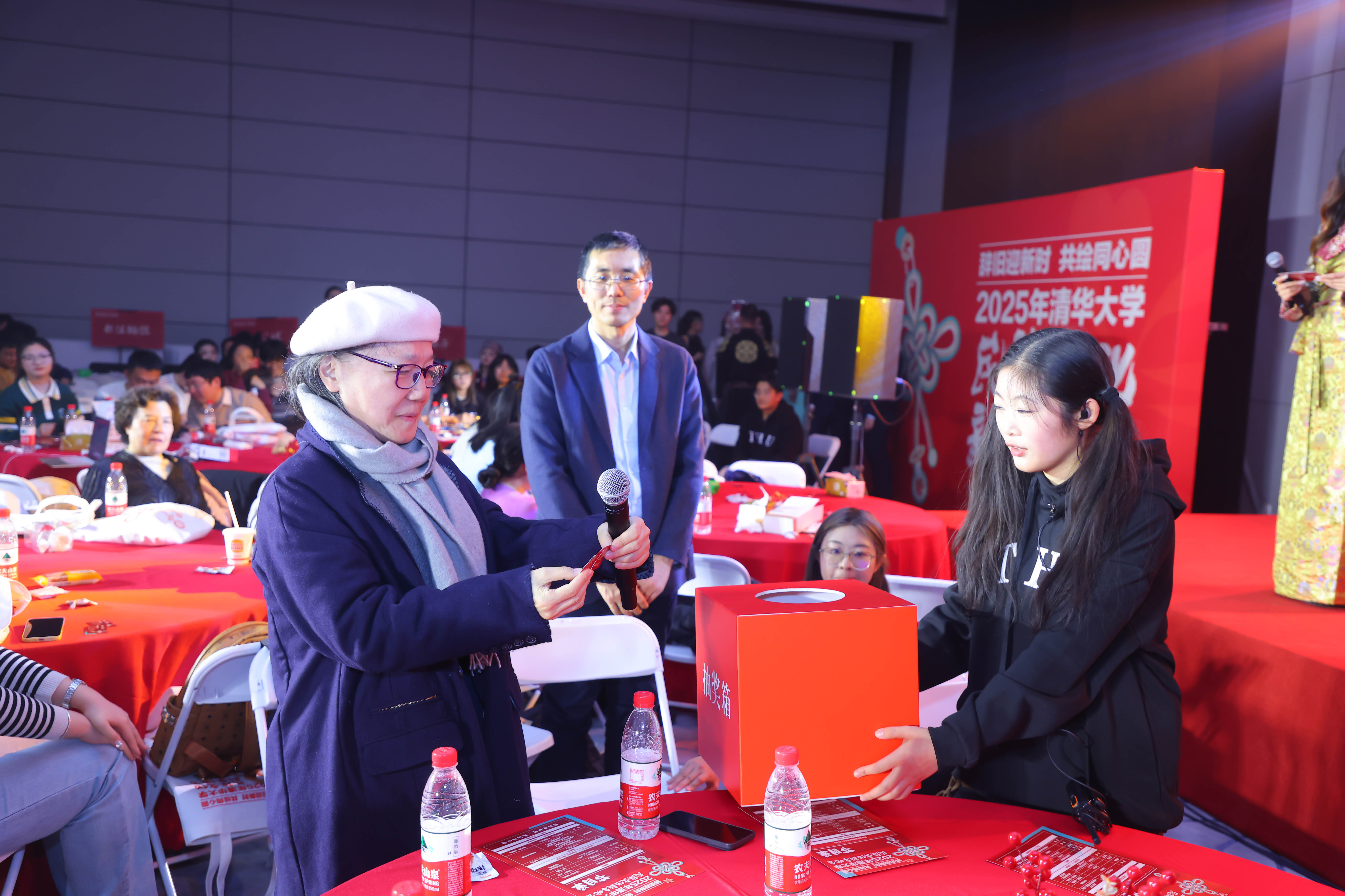 20241214-赢博手机版app2025年民族文化新年晚会圆满举行-贡觉罗布-朴英老师为同学抽奖.jpg