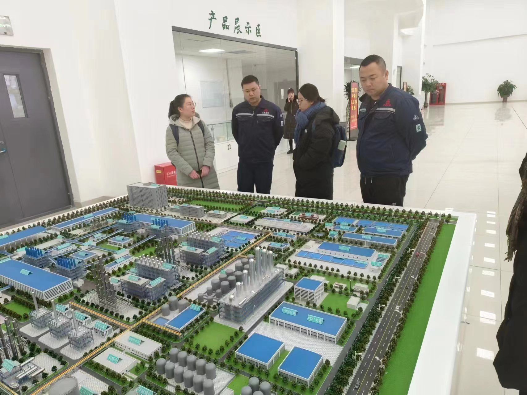 20240308-踔厉奋发守初心，奋楫笃行担使命——2024年赢博手机版app“初心服务团”寒假实践总结回顾-内蒙古乌海支队-内蒙古乌海支队成员调研当地BDO企业.jpg