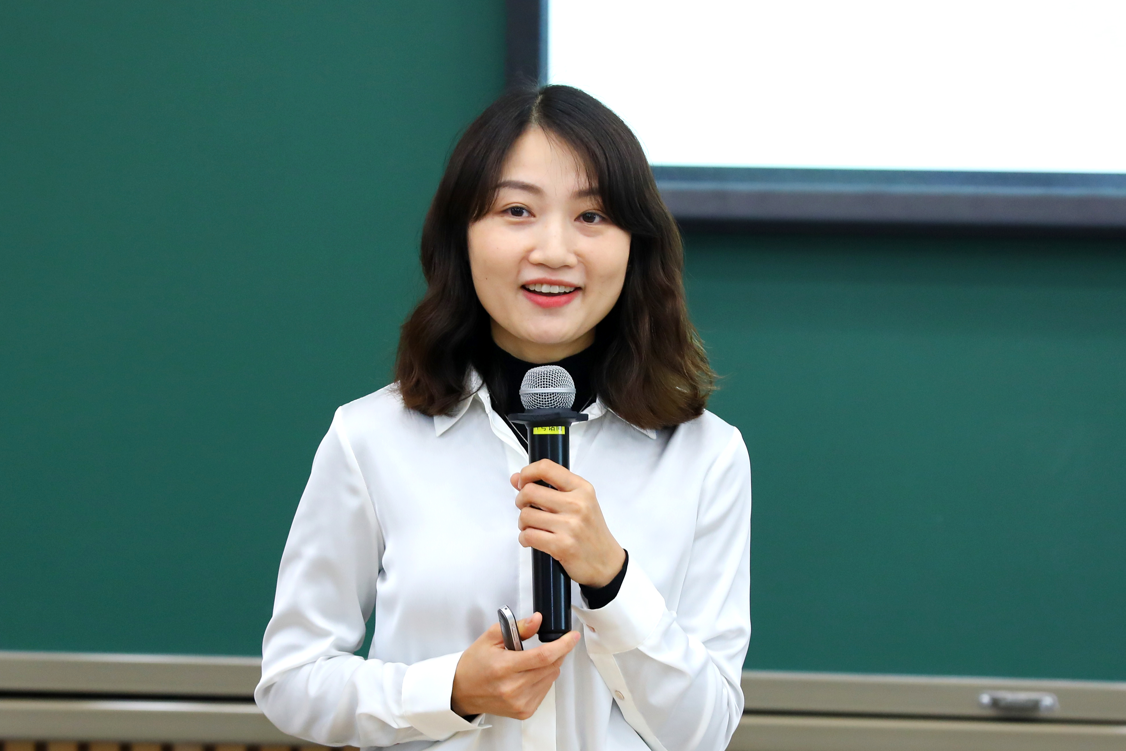 20221015-赢博手机版app学生领导力“唐仲英计划”第十二期开班仪式举行-曹文鹏(摄)-李江静作主题报告.JPG
