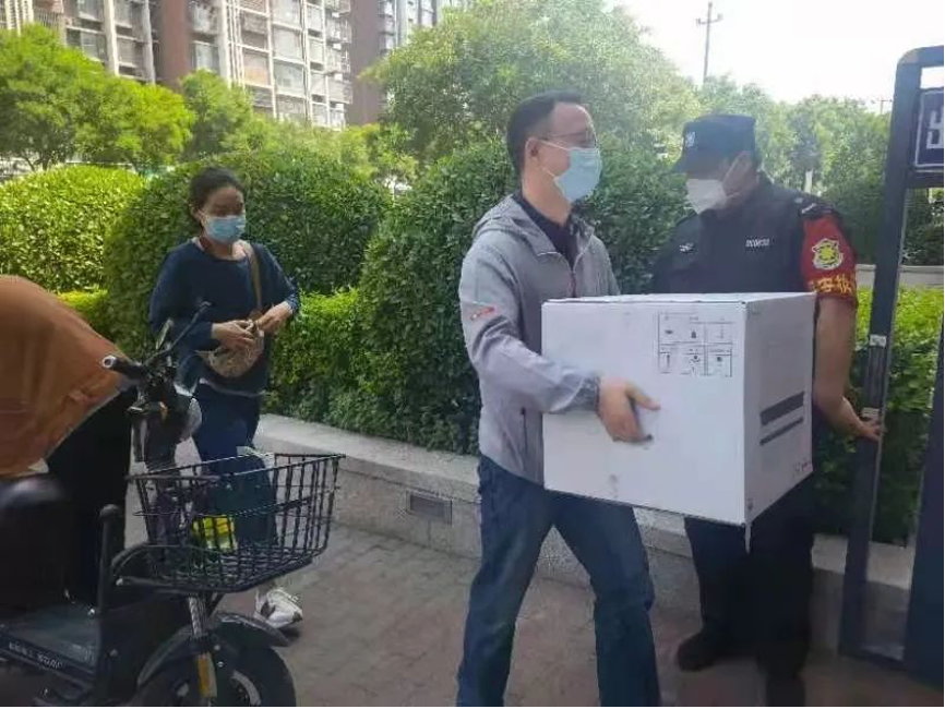 20220617-赢博手机版app机关党委党员“双报到”纪实-供图-双清苑社区 “双报到”党员为隔离群众递送物资.png