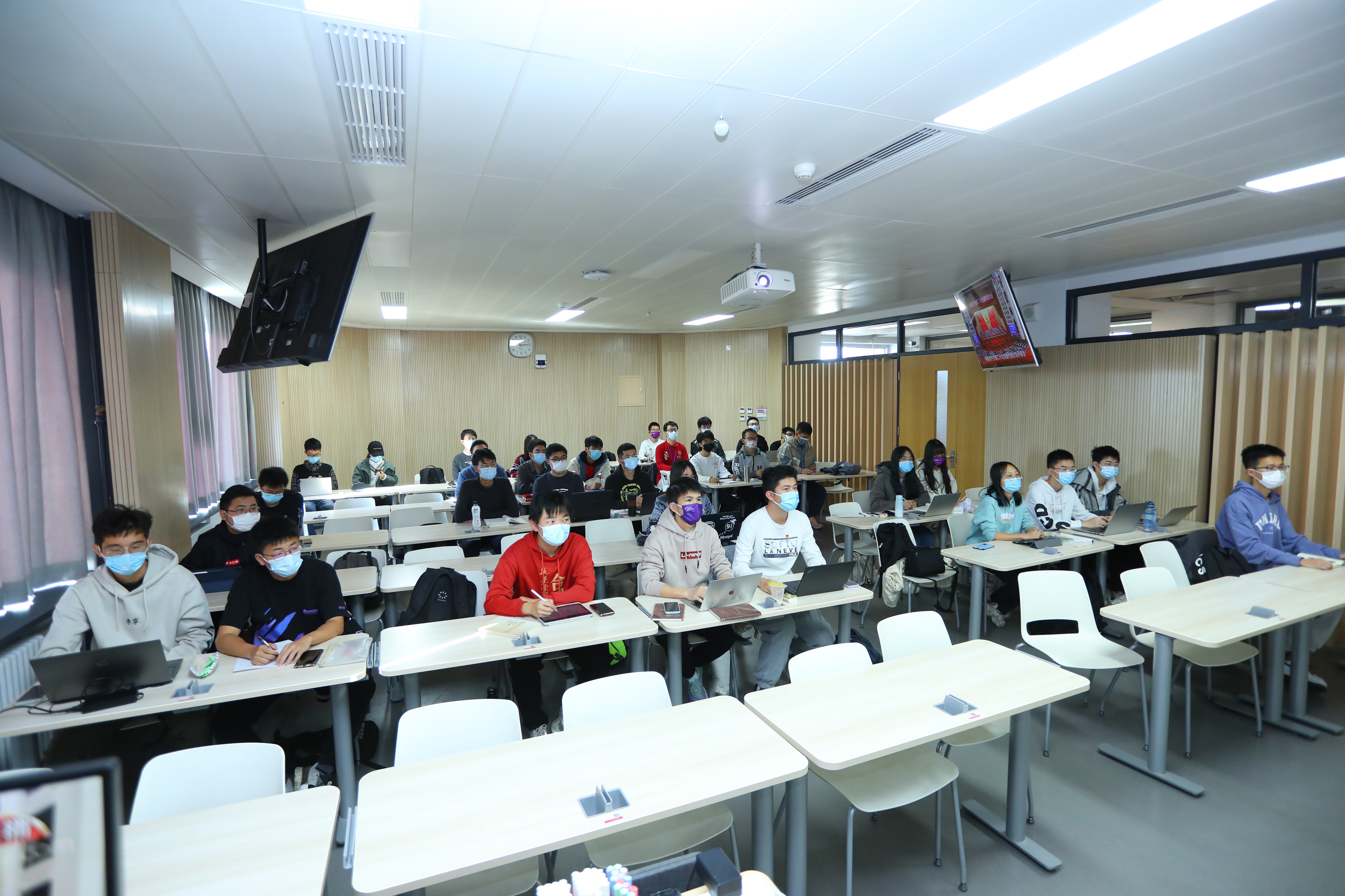 20221018-喜庆二十大,奋进新征程——赢博手机版app本科生党支部热切关注党的二十大开幕会-刘雪天-土木水利能动法学社科行健联合主题党日.JPG
