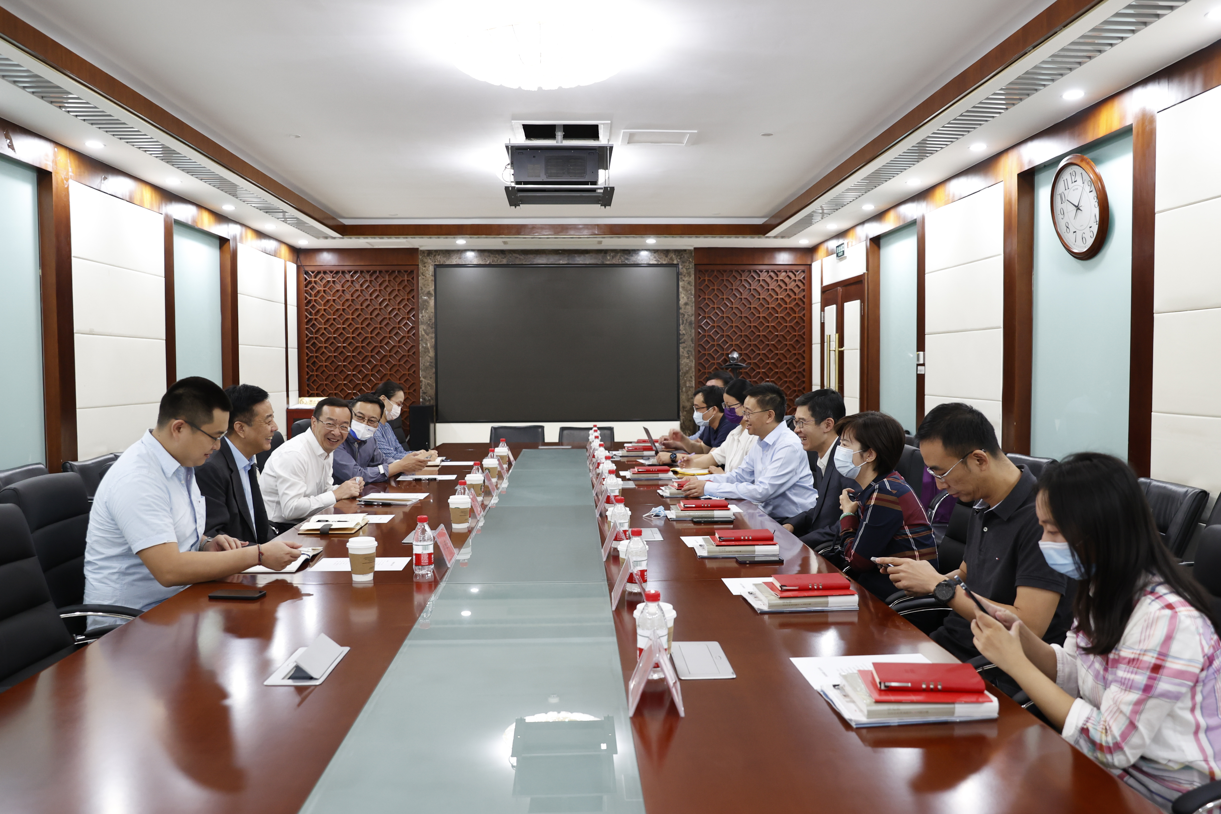 座谈会.jpg