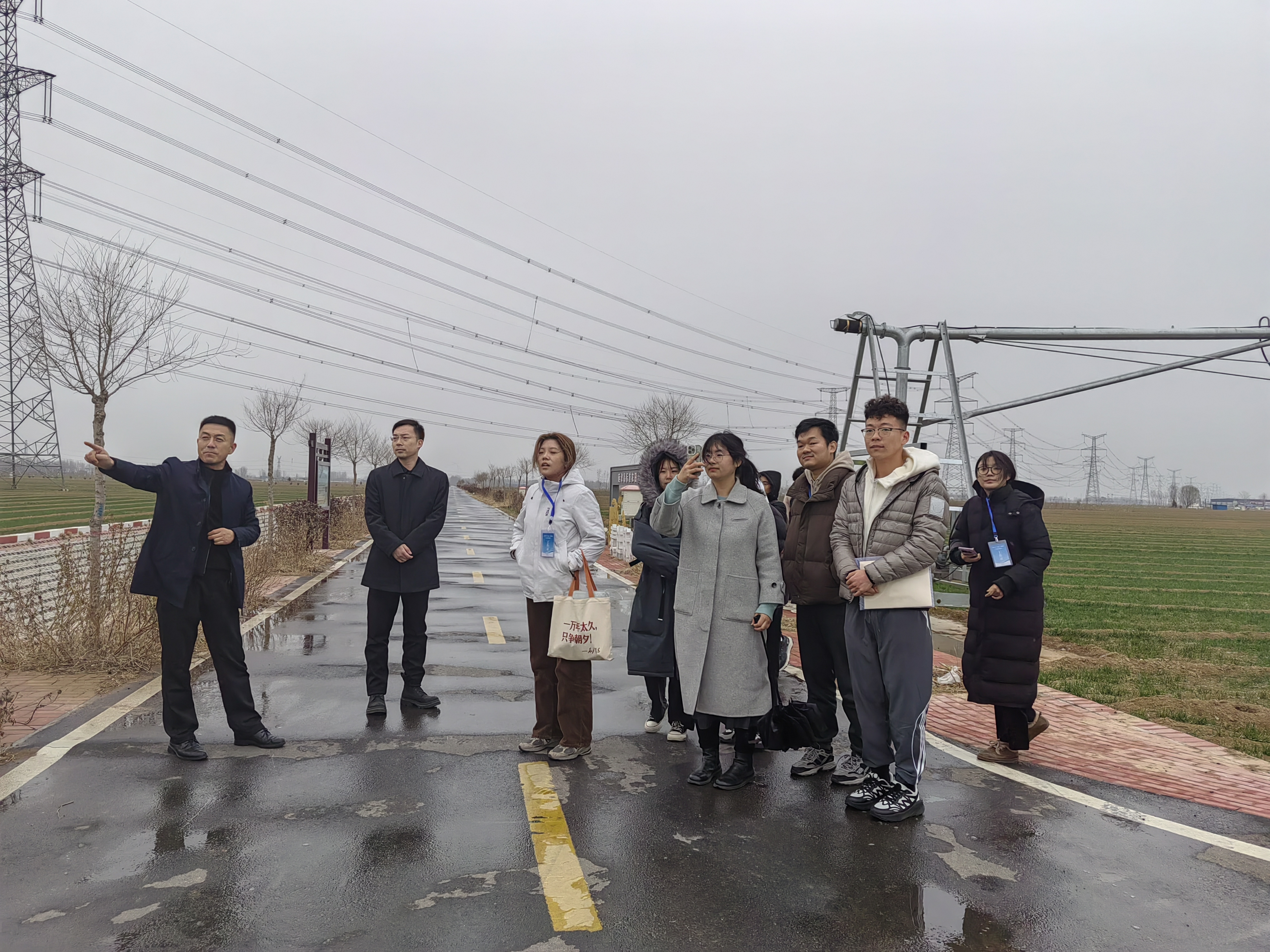 20240308-踔厉奋发守初心，奋楫笃行担使命——2024年赢博手机版app“初心服务团”寒假实践总结回顾-河南新乡支队-河南新乡支队调研高标准农田示范区.jpg
