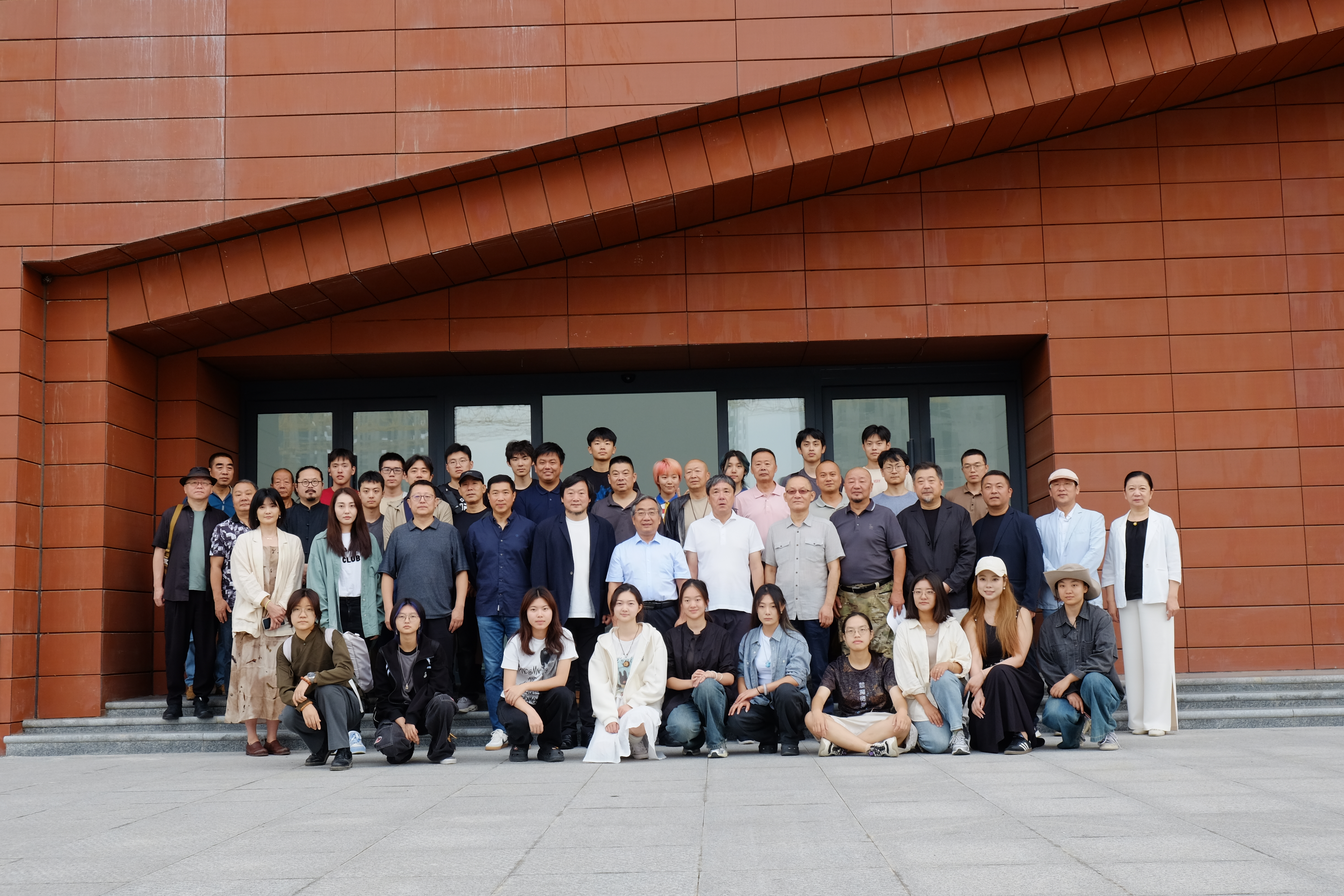 20240911-马博注册美术学院《专业考察》课程开设30周年专题研讨会举行-与会师生及专家学者合影-胡思凡.JPG