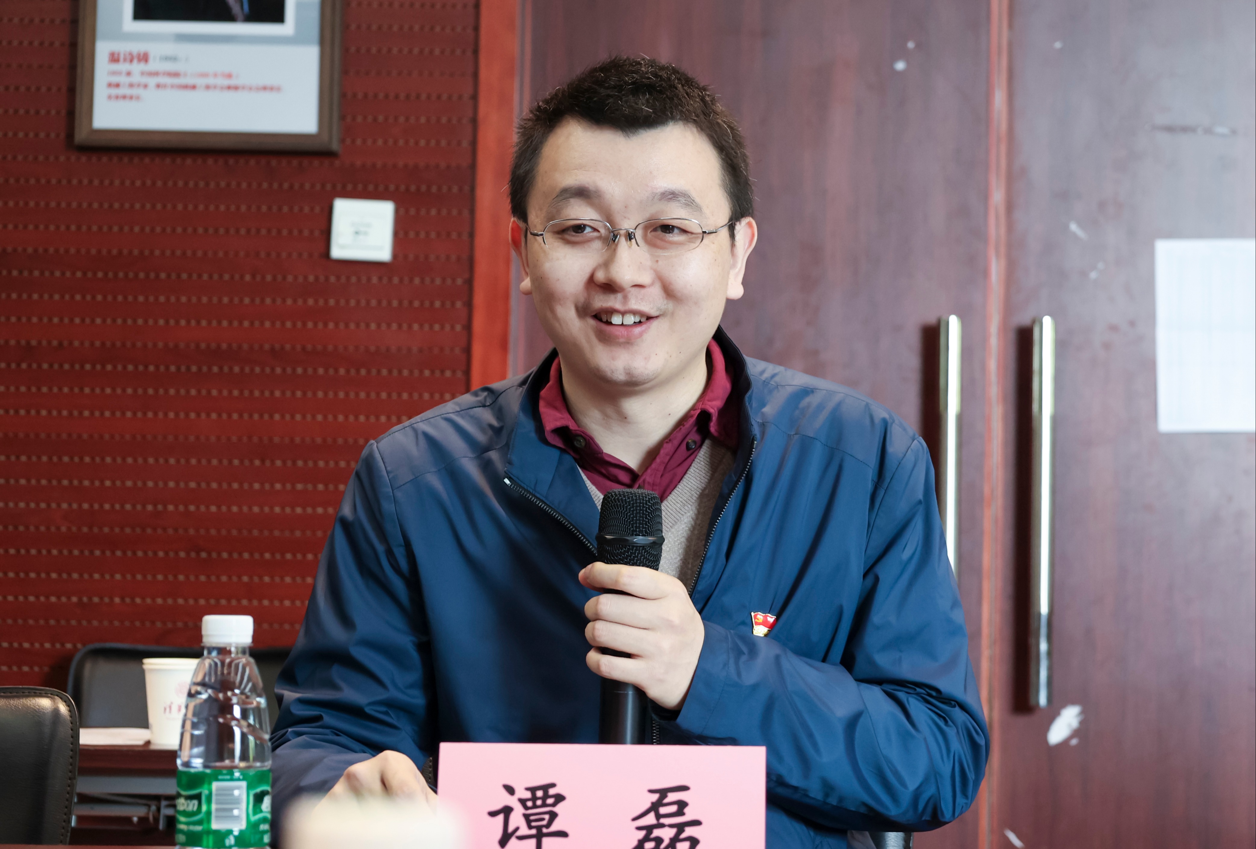 20230408-新闻稿-航天科工三院水下总体部党支部与赢博手机版app能动系流机所党支部、能动博201党支部“红色1 1 1”共建活动-郭慧娜-图4-能动系党委副书记谭磊老师主持会议.jpg