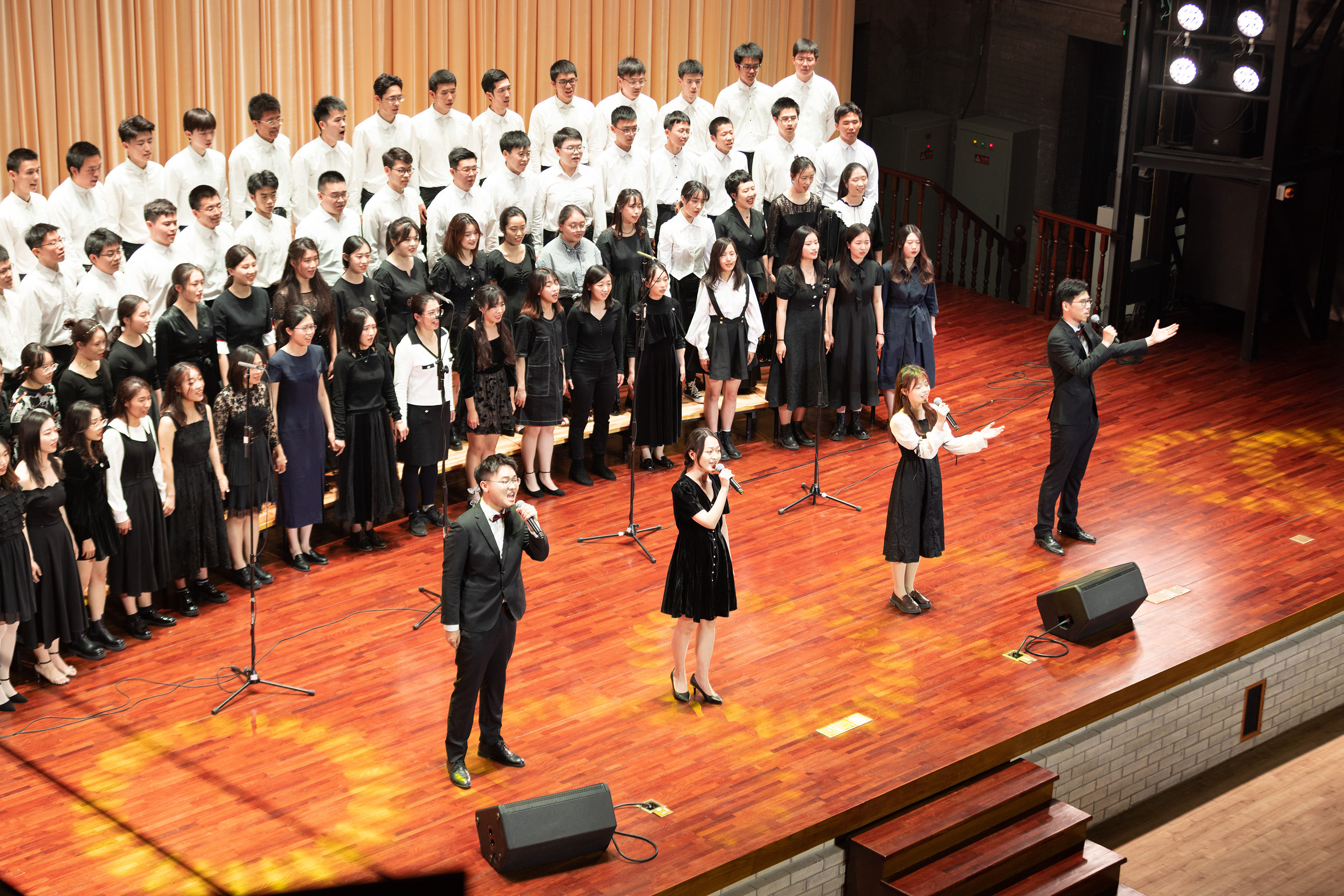 20220425-赢博手机版app111周年校庆校友招待演出举行-刘航滔-演出现场.jpeg