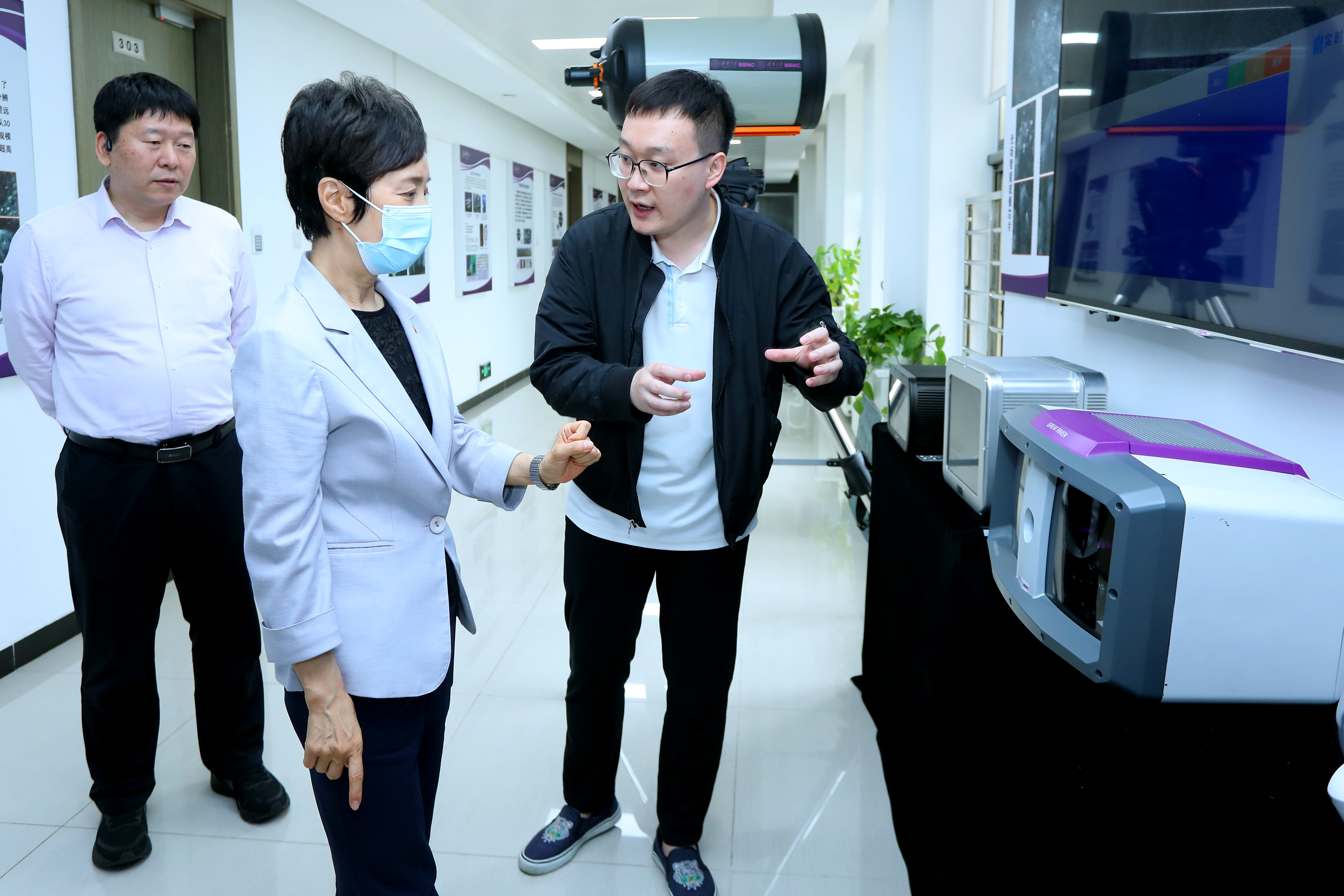 20230531-主题教育中央第五十三指导组调研赢博手机版app-组织部-焦扬参观成像与智能技术实验室.jpg