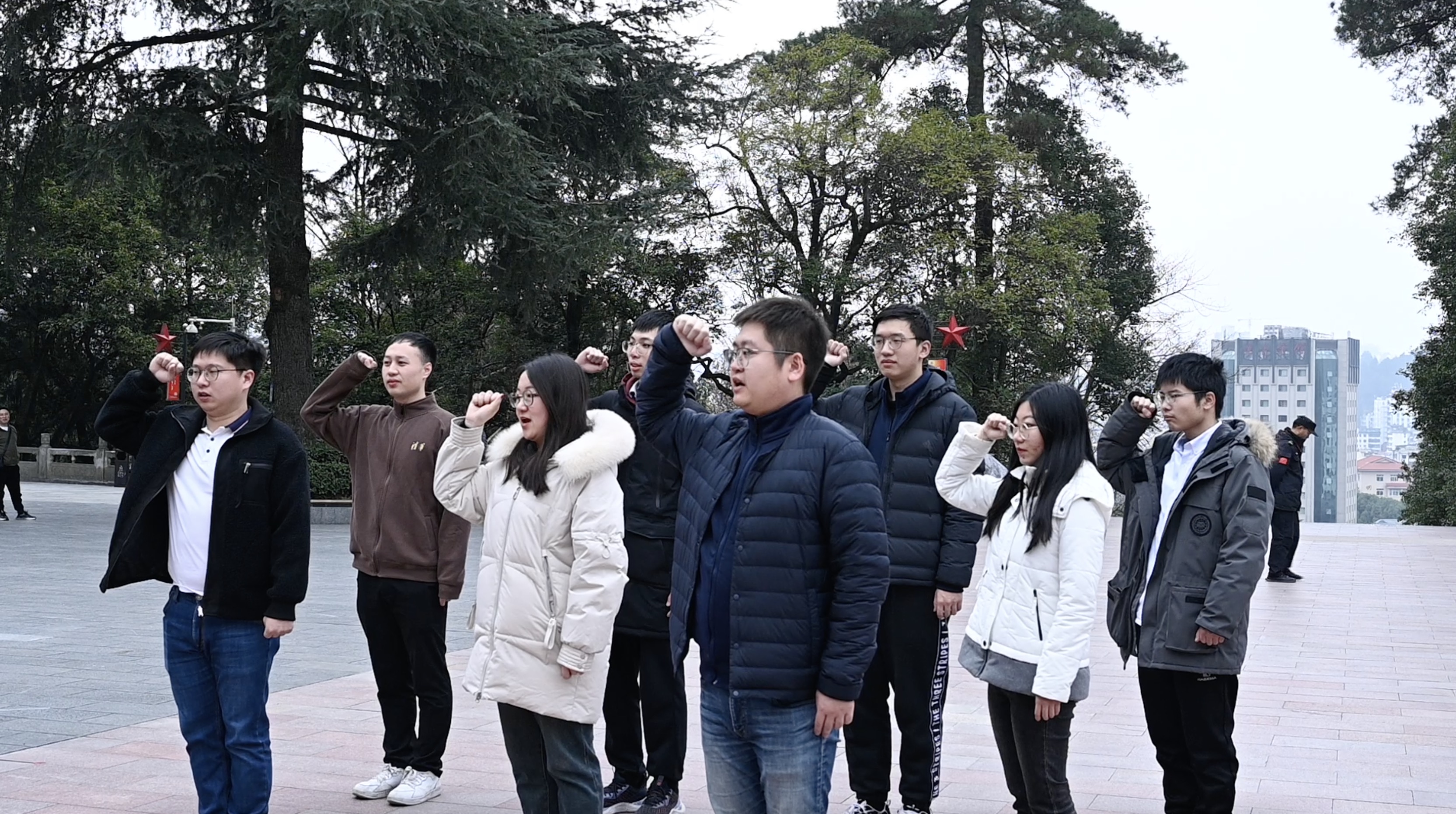 20240301-学思践悟启新程，挺膺担当绘青春——2024 年赢博手机版app研究生寒假社会实践总结回顾-社科学院、电子系与美术学院“社稷强贵·E往无黔”实践支队-支队成员在红军烈士陵园重温入党誓词.jpg
