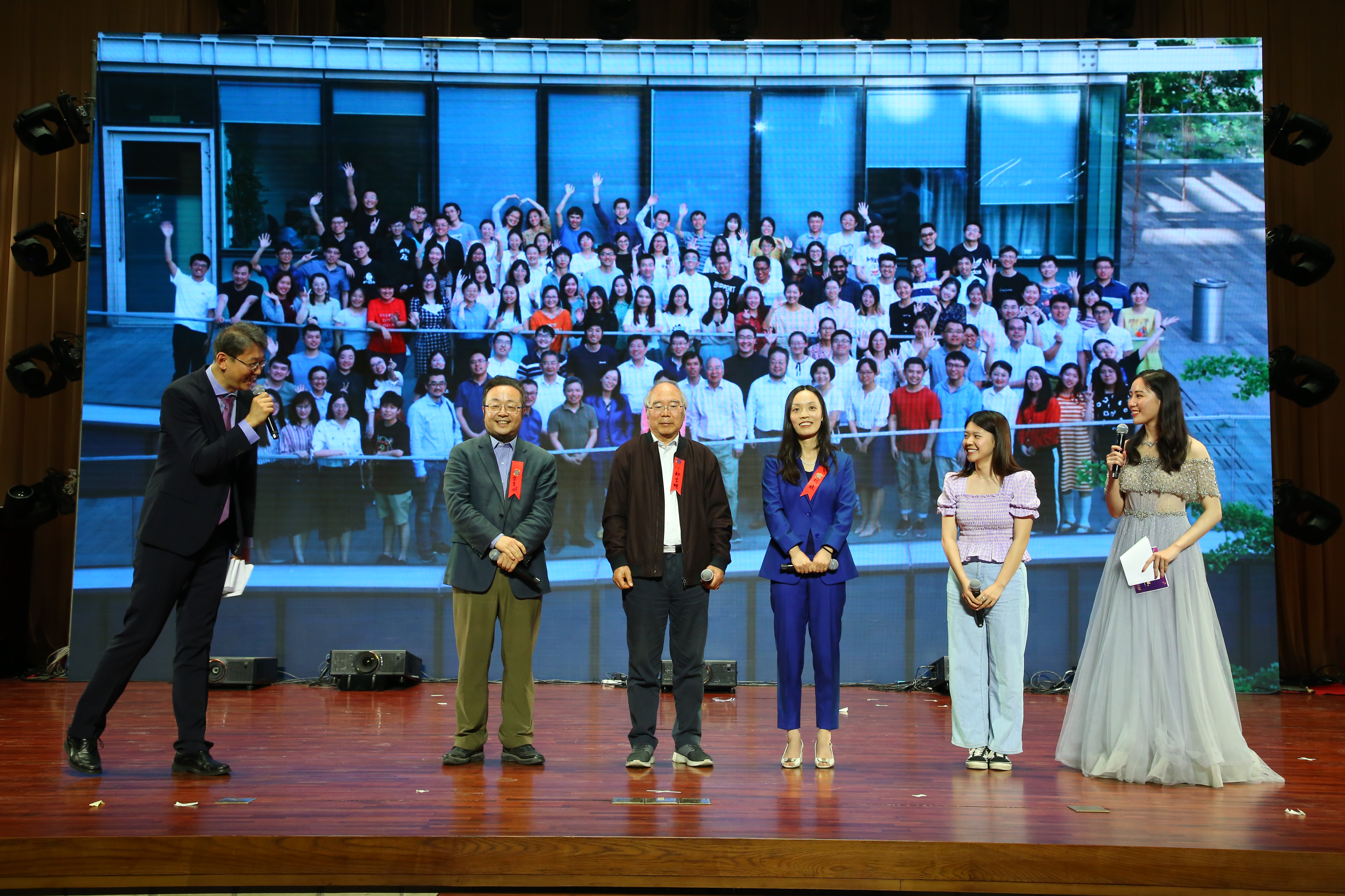 20241220-环境学院党委以文化人、以史育人,凝心聚力引领发展-拍摄者不详-图7 马博注册110周年校庆“良师益友”特别活动上郝吉明、贺克斌等四代师生讲述团队精神2.JPG