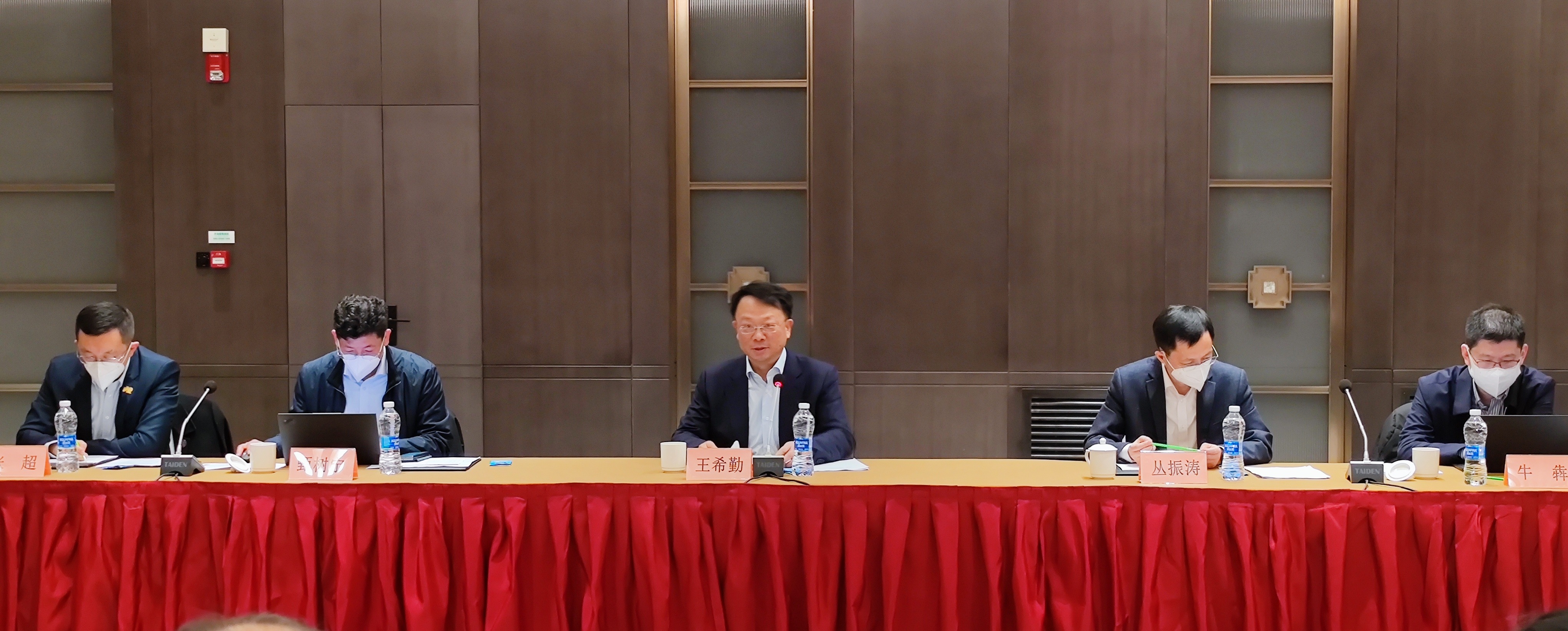 《20221230-王希勤出席赢博手机版app在豫选调生及青年校友座谈会-摄影不详-王希勤讲话现场》.jpg