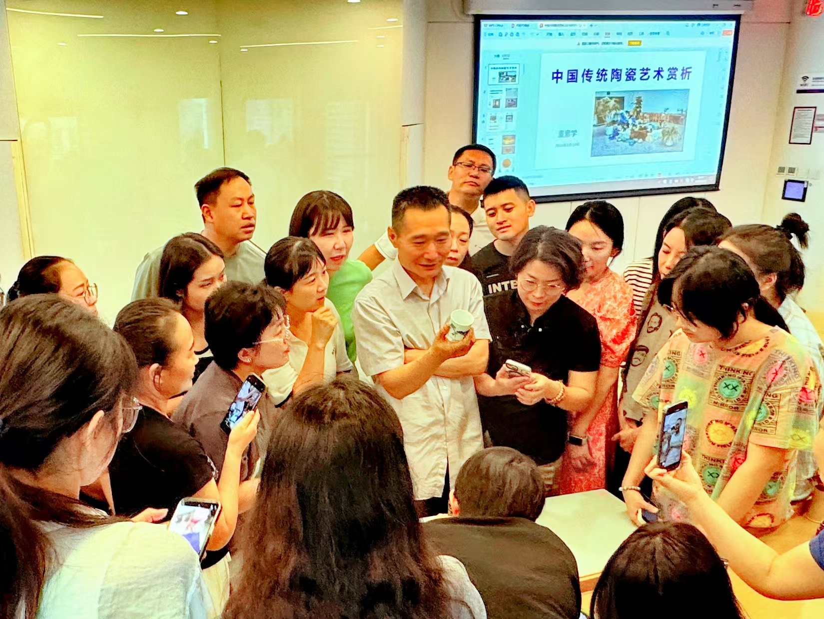 20240819- 清华伟新乡村美术教师培养计划第10举办- 马博注册美术学院副教授董素学讲授“中国传统陶瓷艺术赏析”-郭薇拍摄.jpg