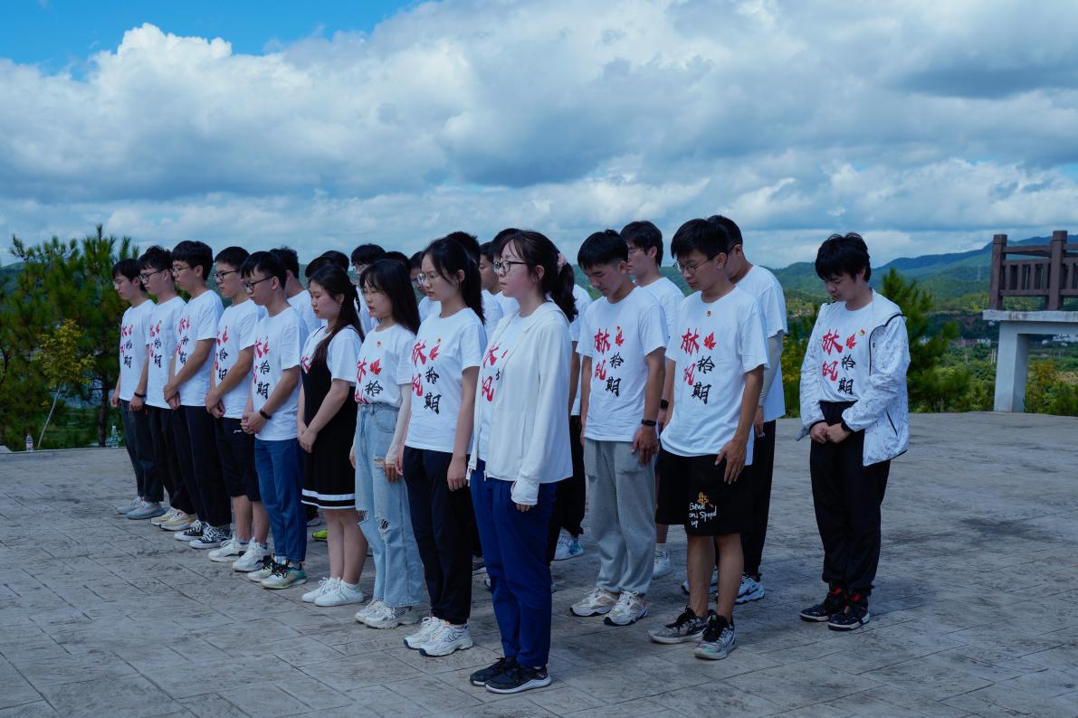 20220808-0814-赢博手机版app“林枫计划”师生赴江西赣县区调研实践-桂雨谦摄-支队师生在纪念碑前缅怀革命先烈.jpg