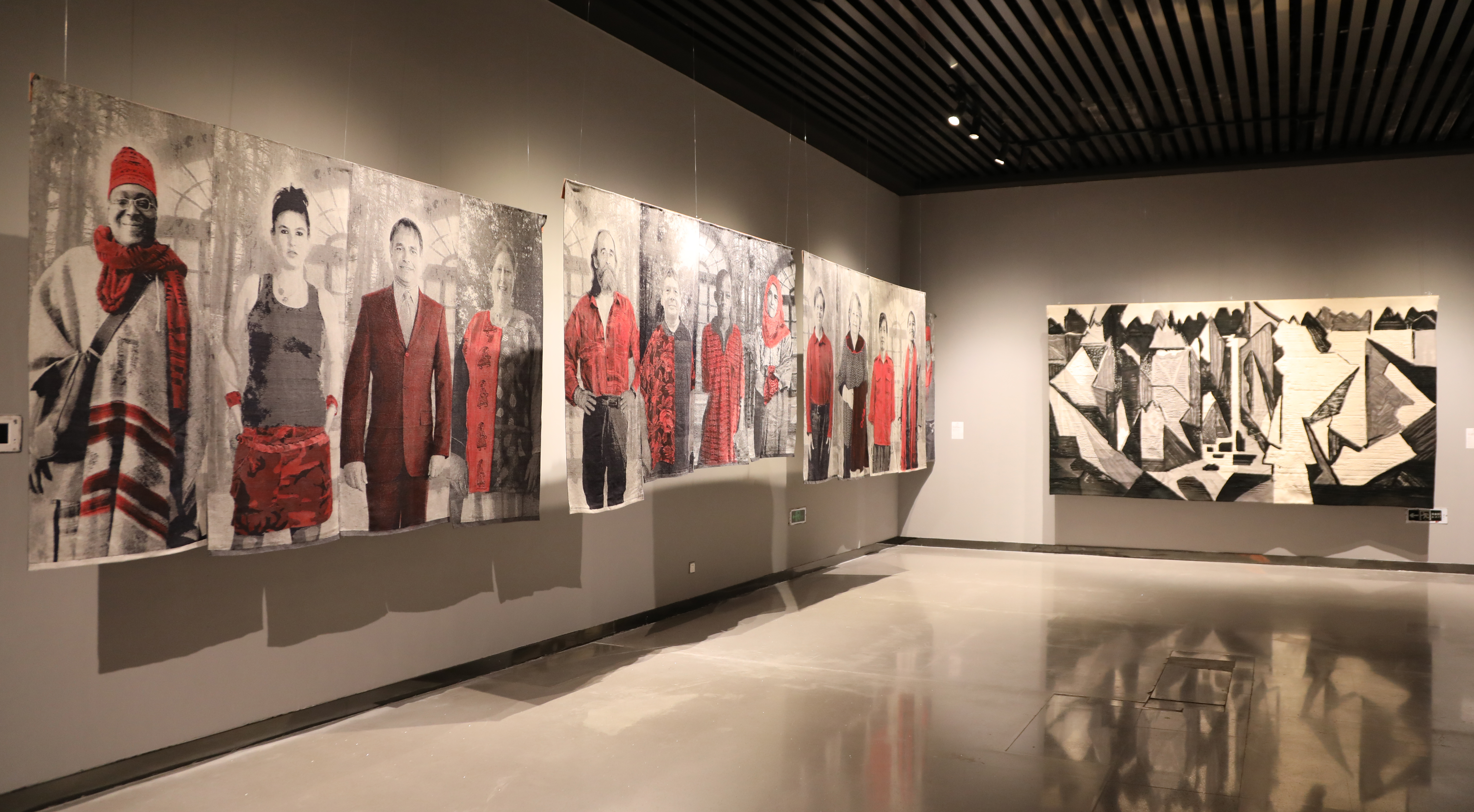20220914-“从洛桑到北京”第十二届国际纤维艺术双年展-项目组-展览现场:路易斯(加拿大)刘巨德(中国)作品.jpeg