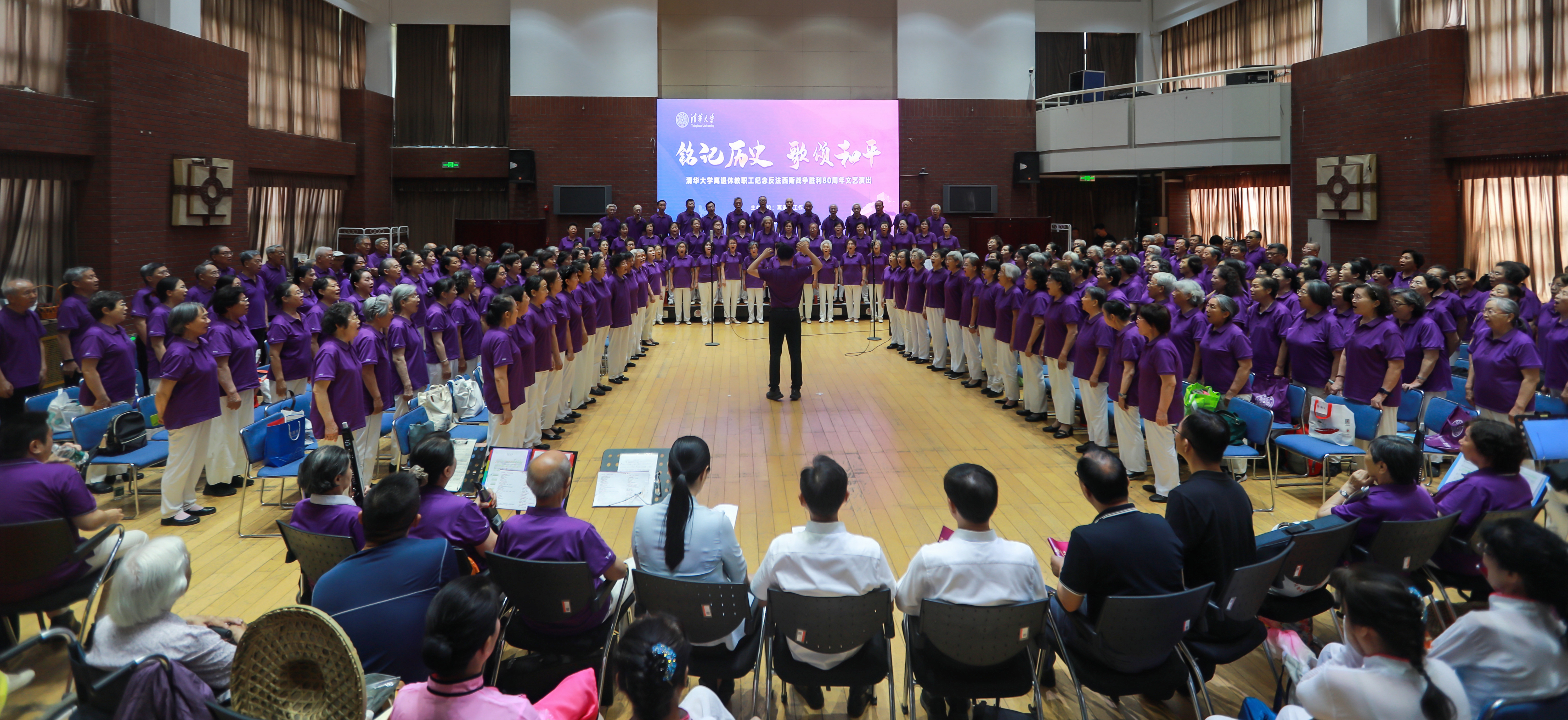 20250701-赢博手机版app离退休教职工纪念中国人民抗日战争暨世界反法西斯战争胜利80周年文艺演出圆满举办-段鸿杰、老同志-文艺演出现场.jpg