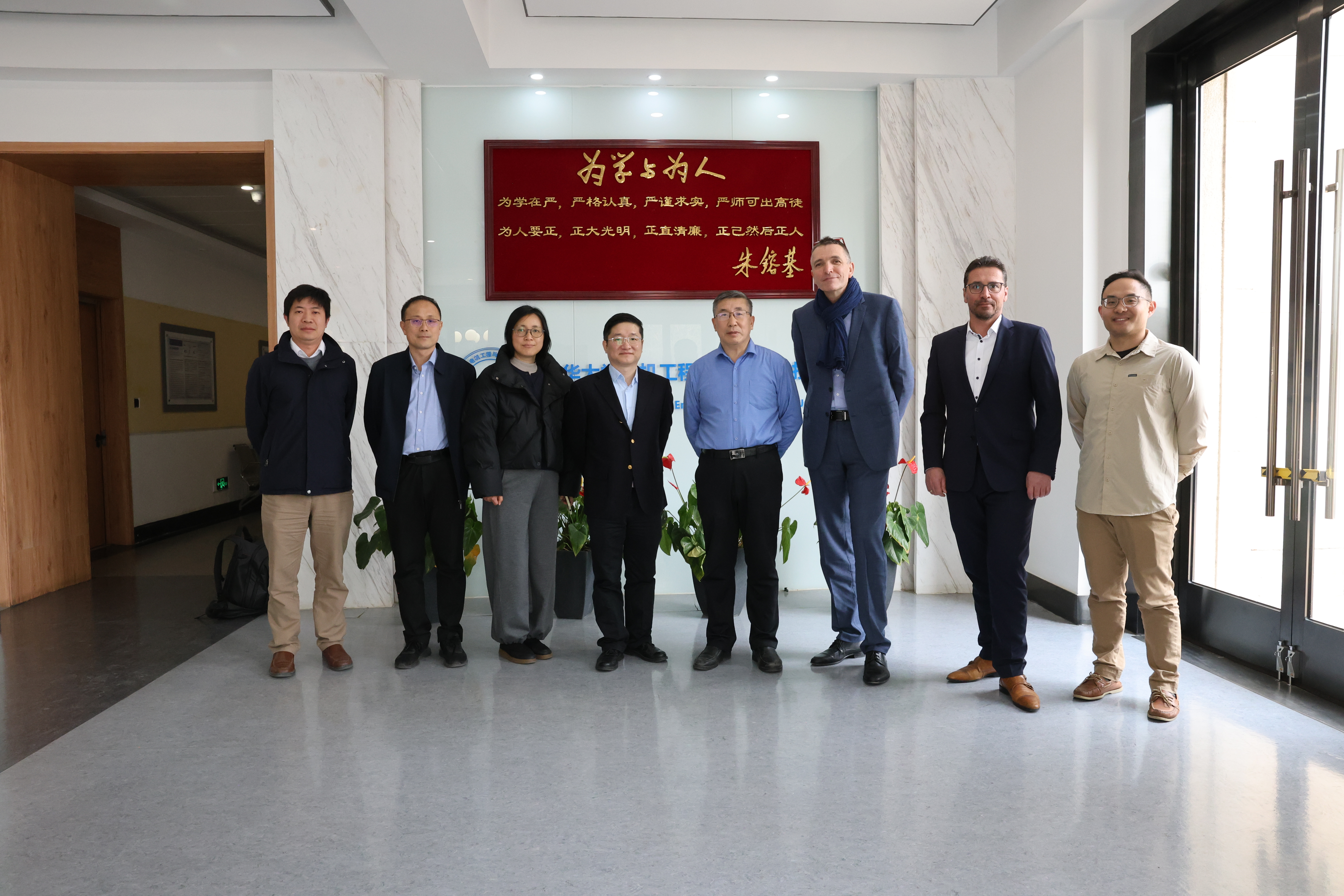 20250313-施耐德电气代表团访问马博注册 探讨能源转型与绿色创新合作-电机系-施耐德电气代表团与电机系参加交流人员合影.jpg