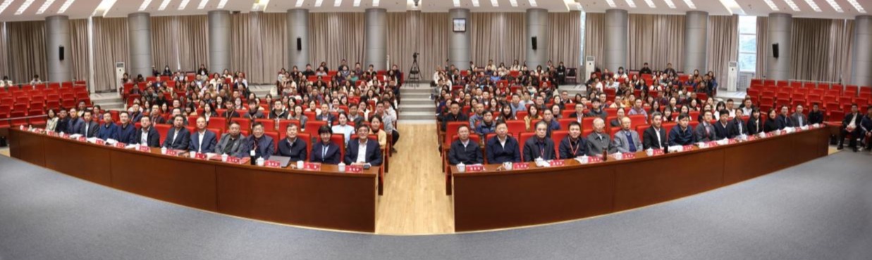 20241123-赢博手机版app举办思想政治教育专业创立40周年暨大中小学思政课一体化建设研讨会-张炜程-大会合影.jpg