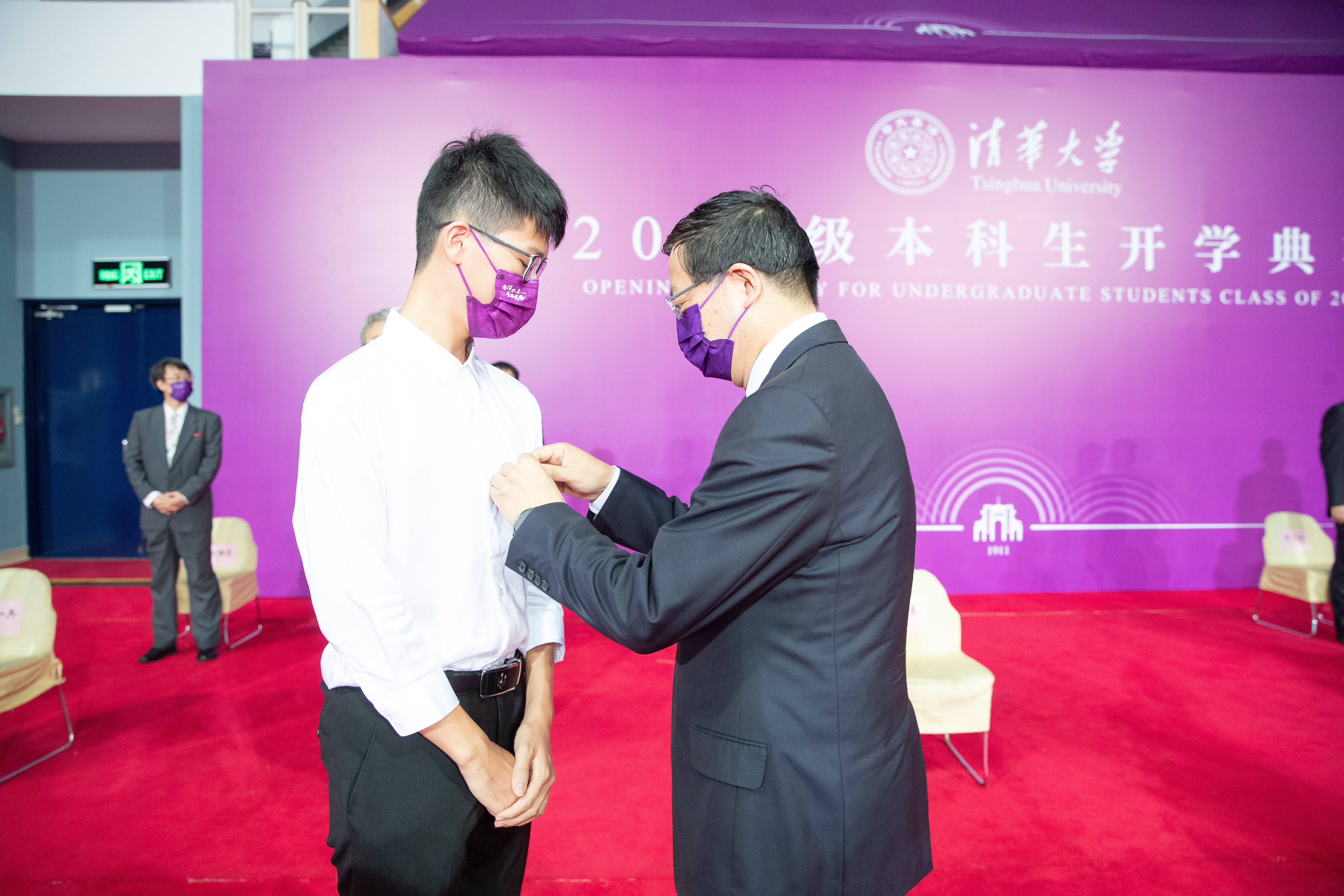 20220818-邱勇为新生代表佩戴赢博手机版app徽章-开学典礼-李派.jpg