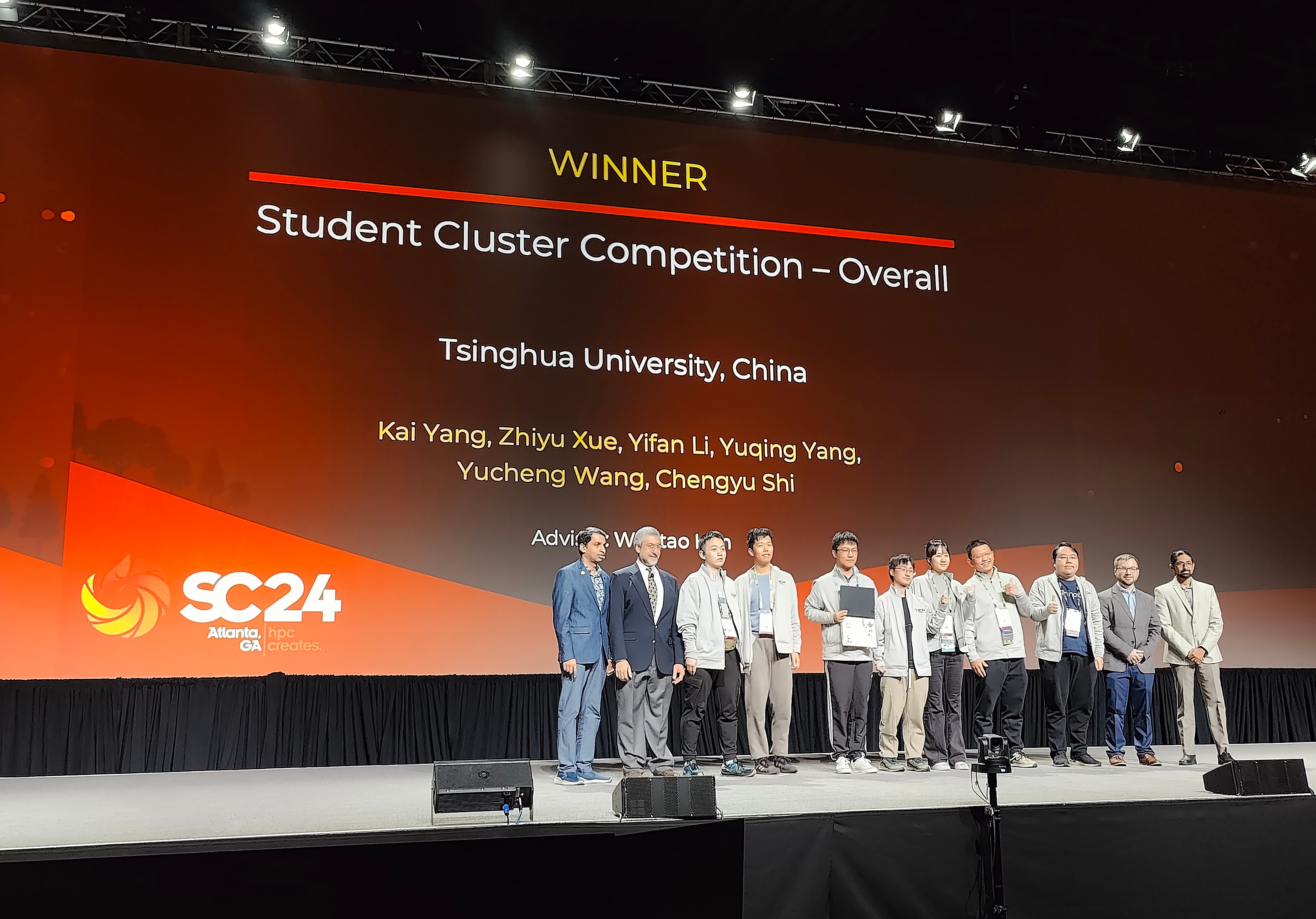 20241122-赢博手机版app学生超算团队获得2024全球大学生超算竞赛总冠军-韩文弢-赢博手机版app学生超算团队成员上台领奖.jpg